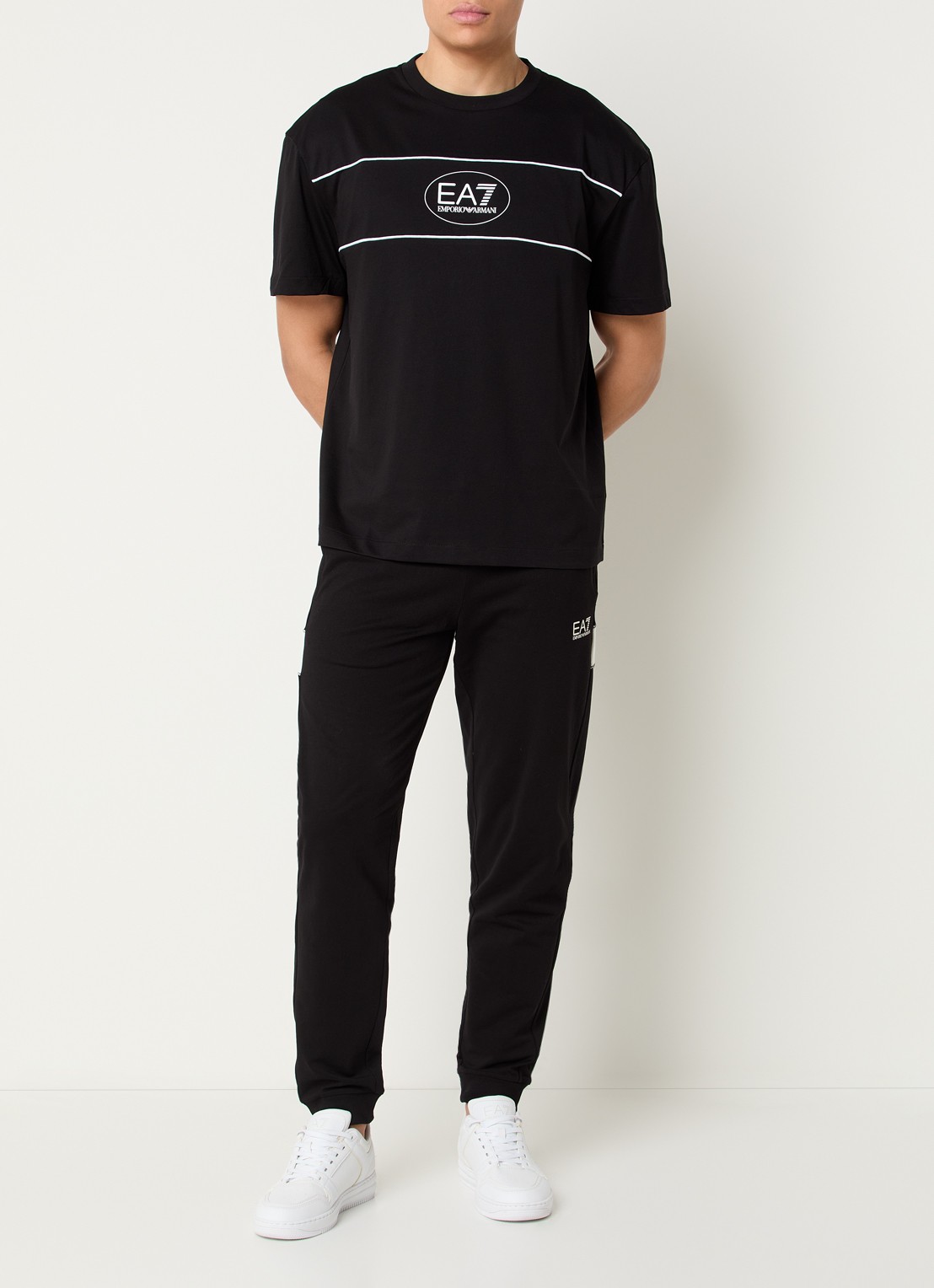 Armani T-shirt met logoprint - voorkant 3 zwart