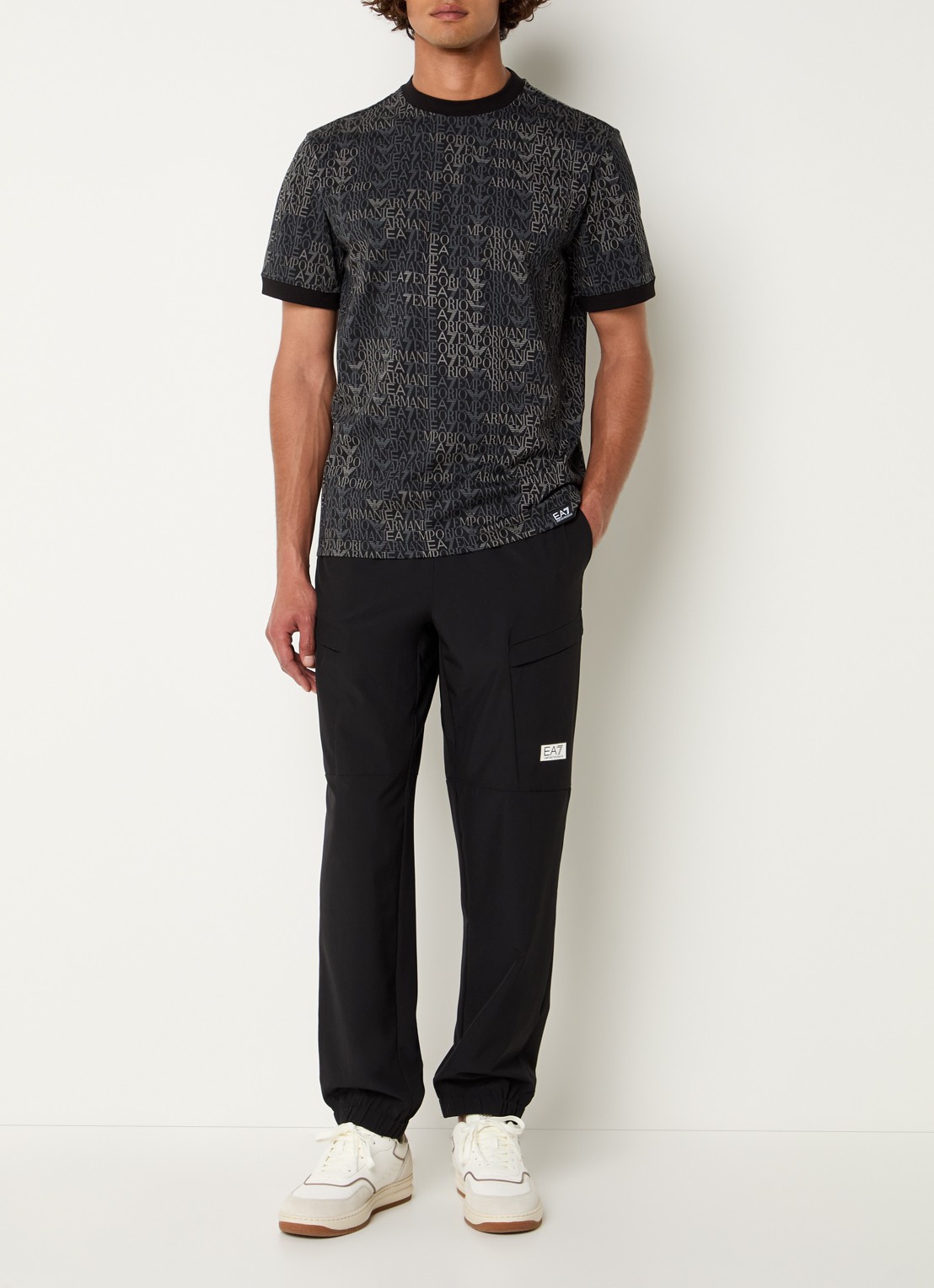 Armani T-shirt met logoprint - voorkant 2 zwart