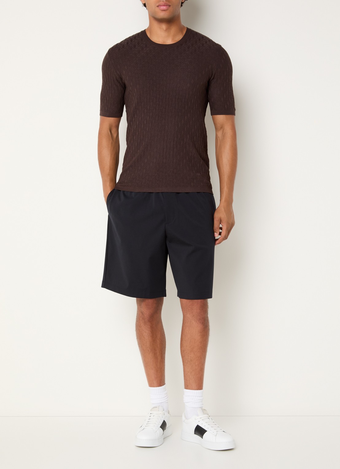 Armani T-shirt met structuur - voorkant 3 donkerbruin
