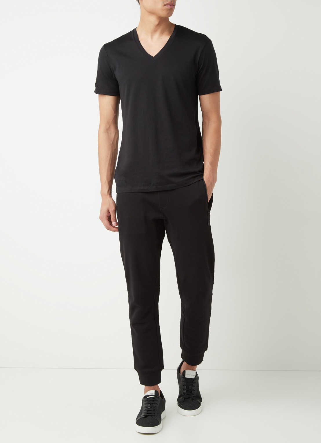 Armani T-shirt met V-hals - voorkant 3 zwart