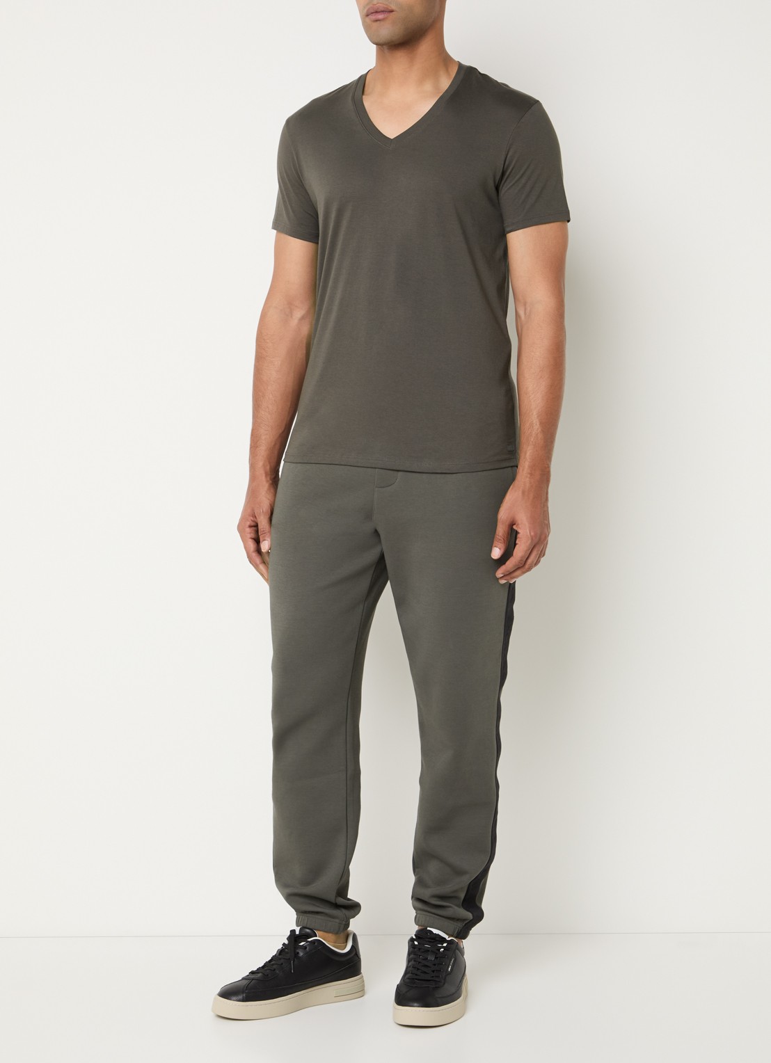 Armani T-shirt met V-hals - voorkant 4 bronsgroen