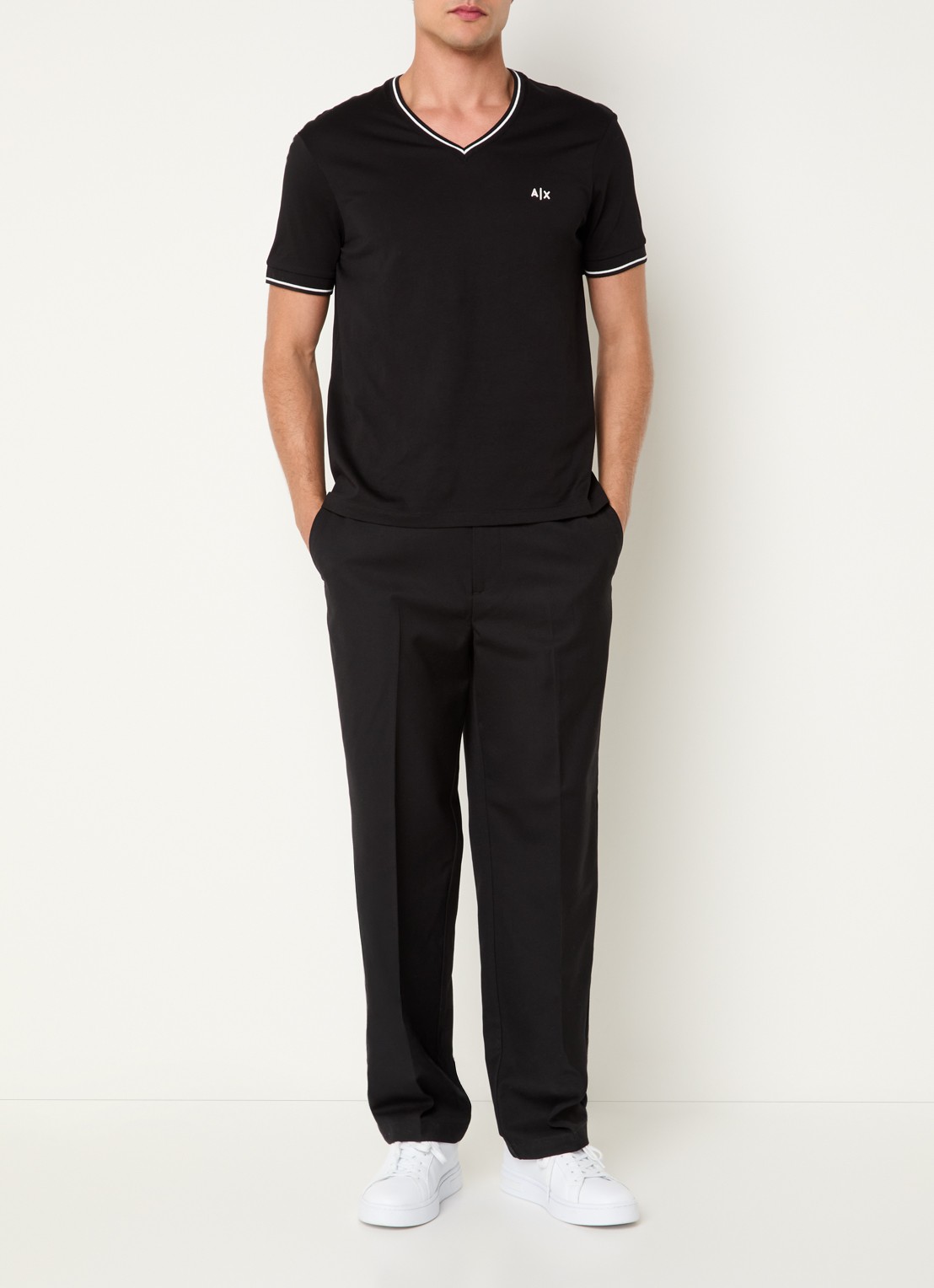 Armani T-shirt met V-hals - voorkant 3 zwart