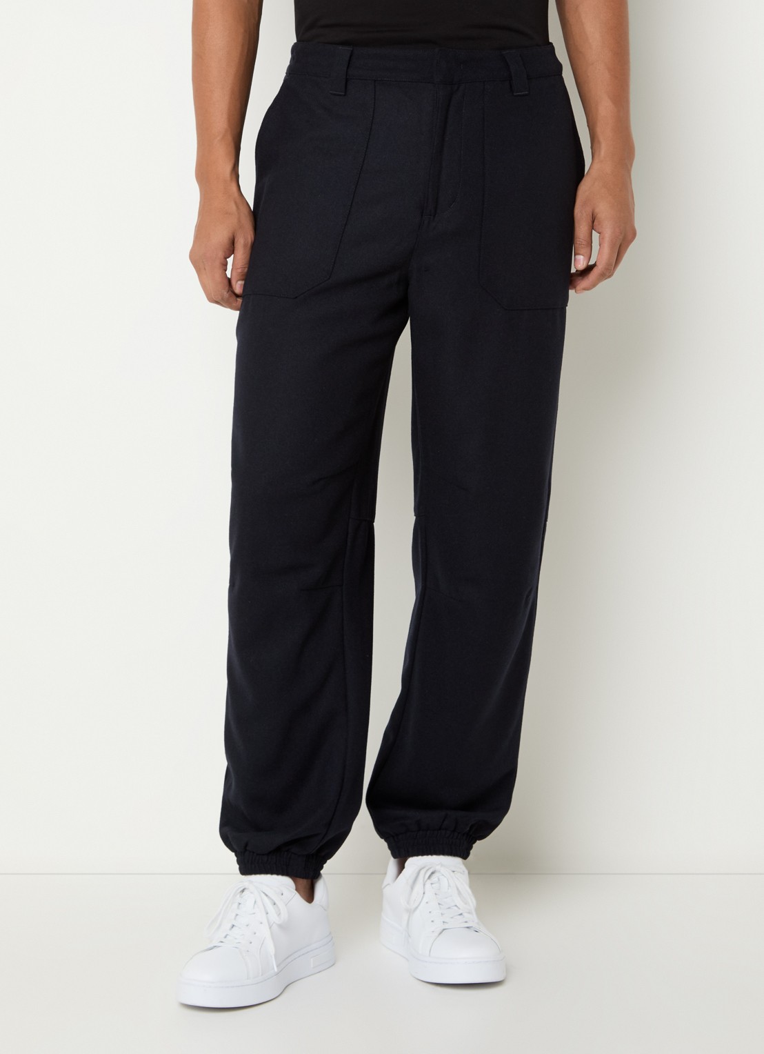 Armani Tapered fit broek in scheerwolblend met opgestikte zakken - detail donkerblauw