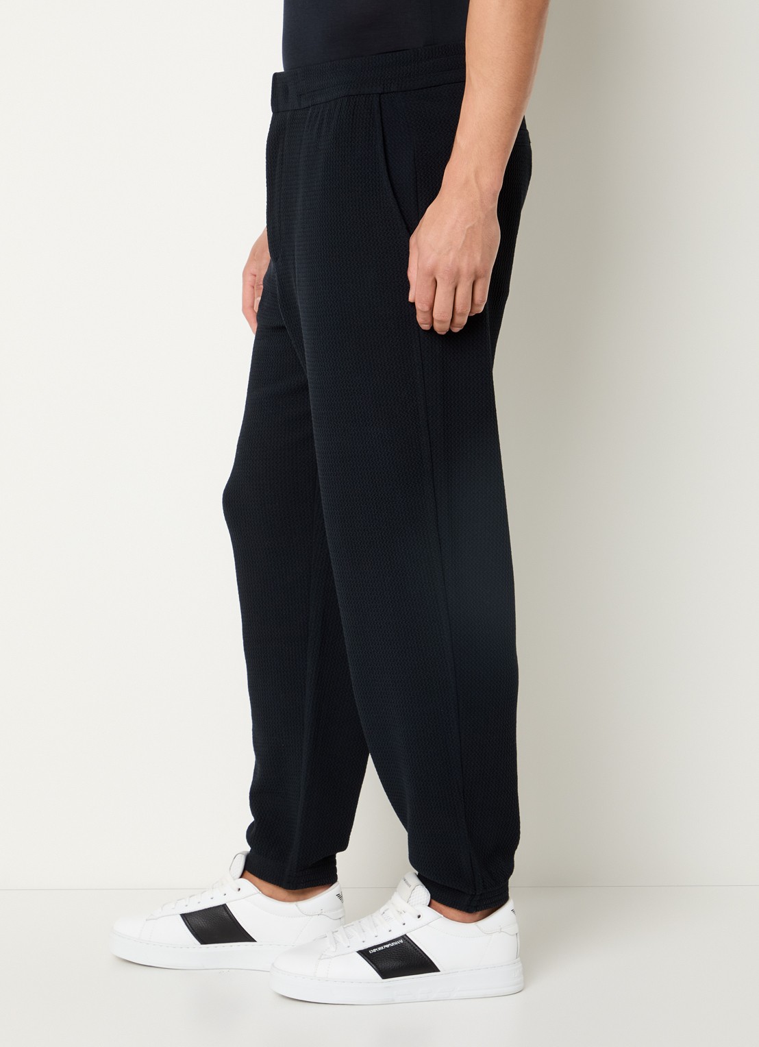 Armani Tapered fit broek met steekzakken en structuur - detail 2 donkerblauw