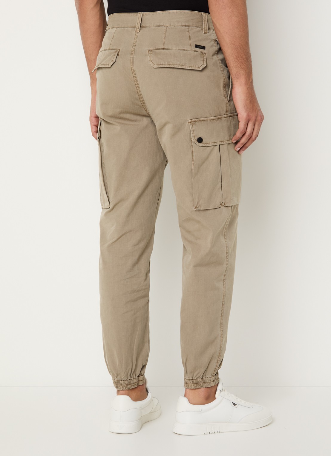Armani Tapered fit cargobroek met klepzakken - achterkant donkerbeige