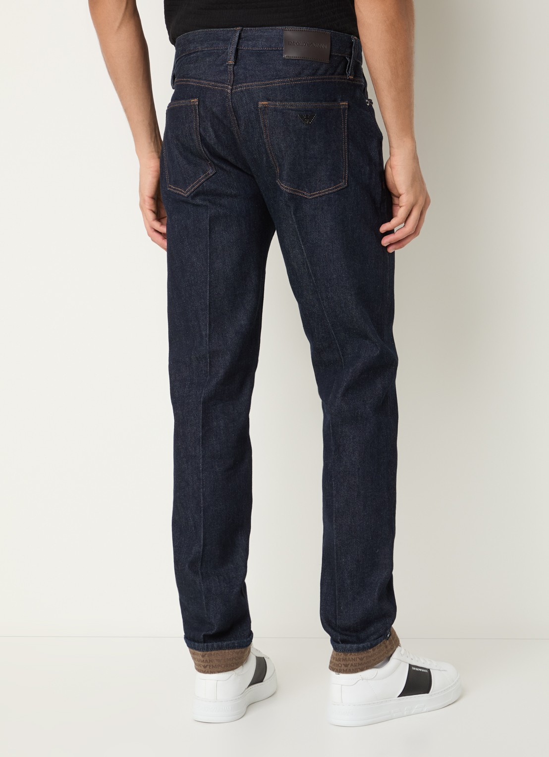 Armani Tapered fit jeans met donkere wassing - achterkant 8 indigo