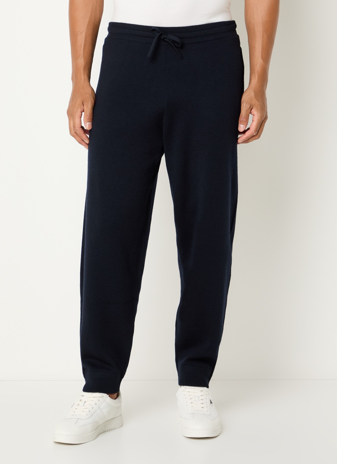 Armani Tapered fit joggingbroek in scheerwolblend - detail donkerblauw