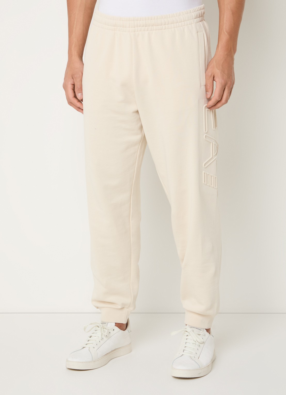 Armani Tapered fit joggingbroek met 3D logoprint - detail 4 beige