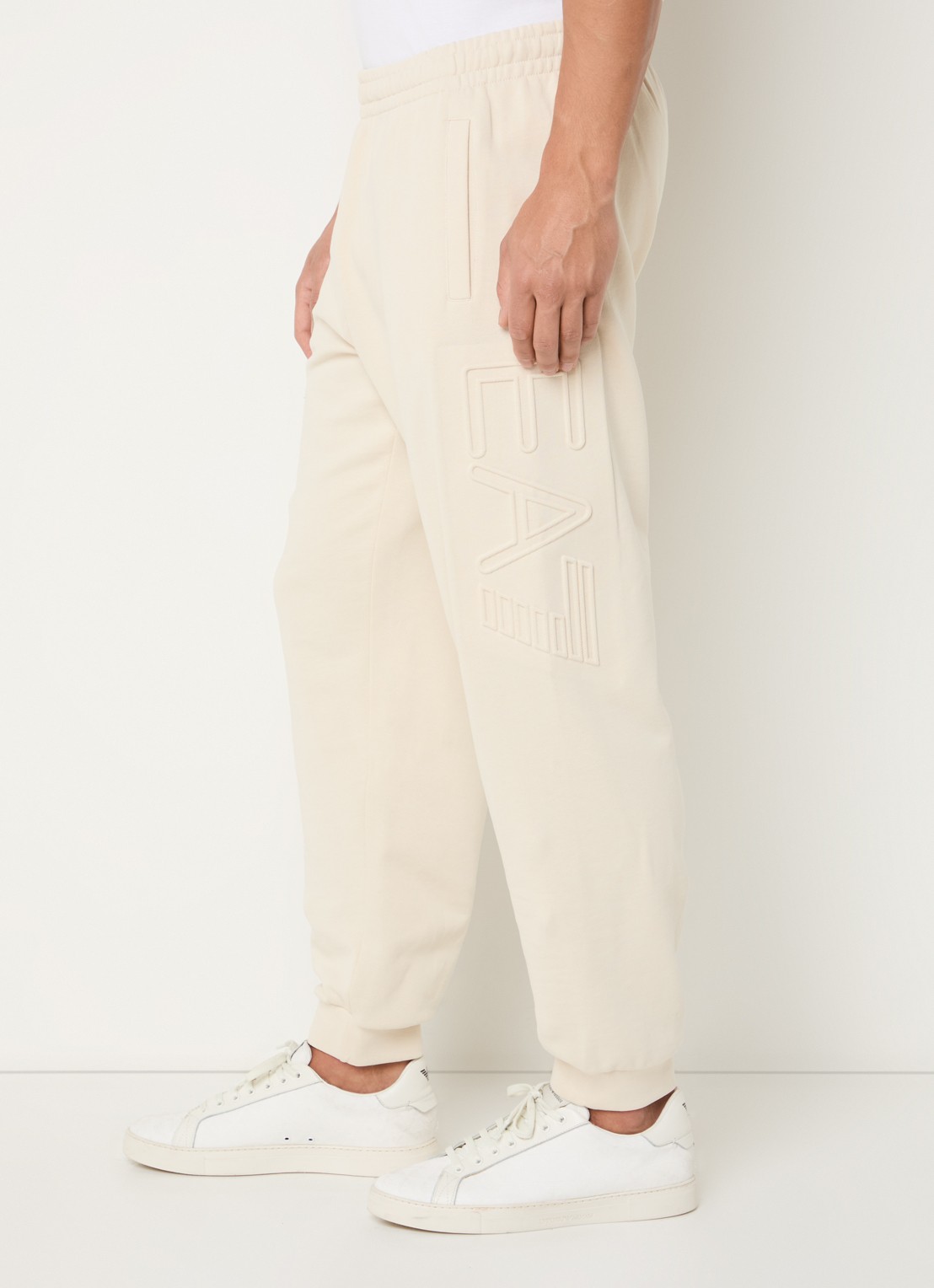 Armani Tapered fit joggingbroek met 3D logoprint - detail 5 beige