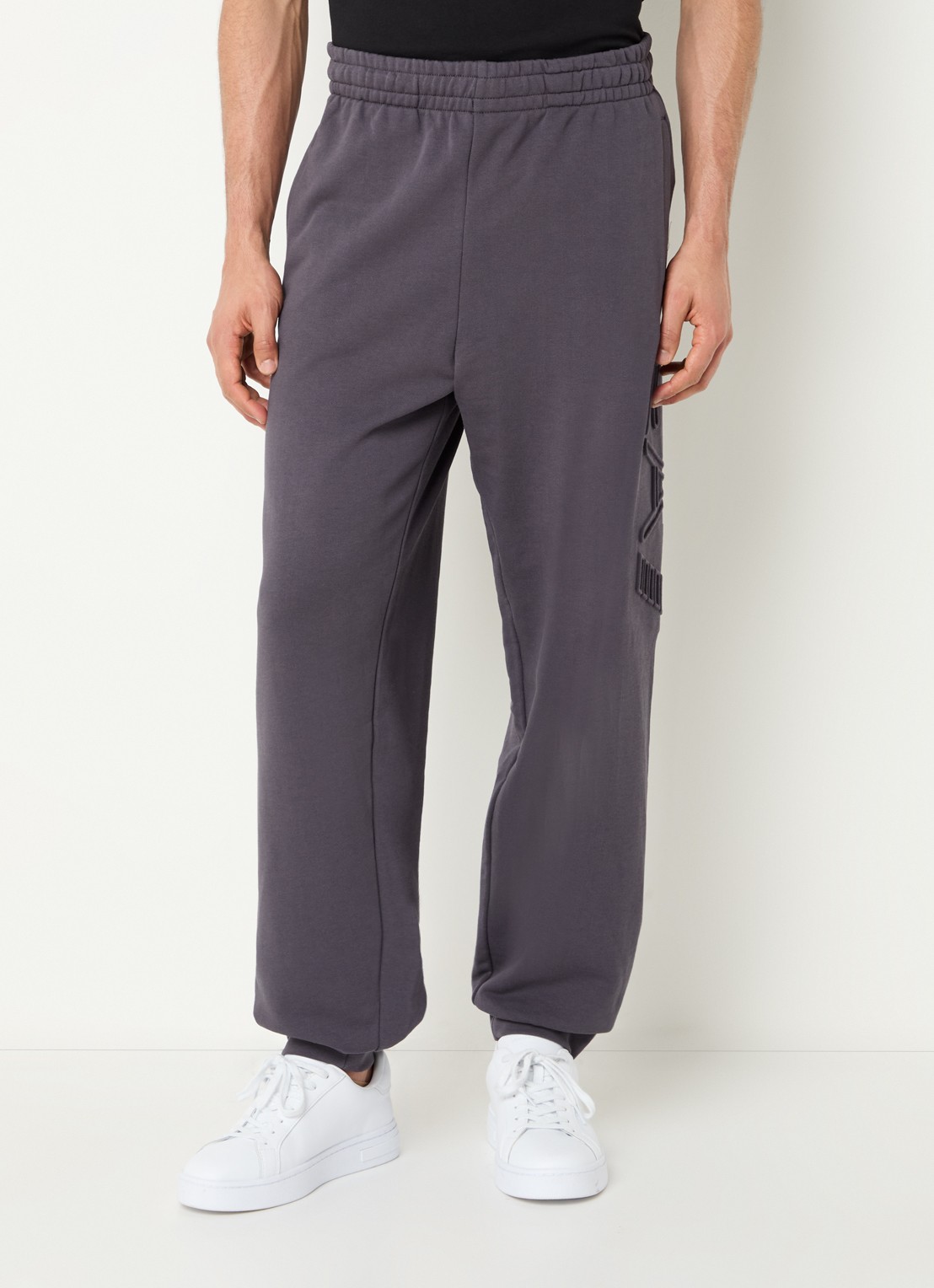 Armani Tapered fit joggingbroek met 3D logoprint - detail 4 taupe