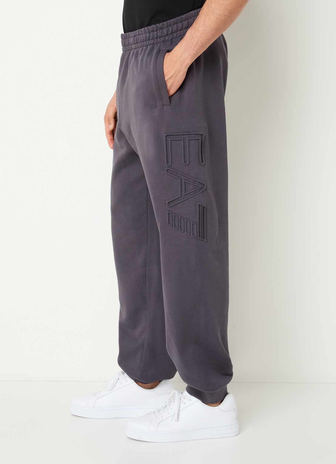 Armani Tapered fit joggingbroek met 3D logoprint - detail 5 taupe