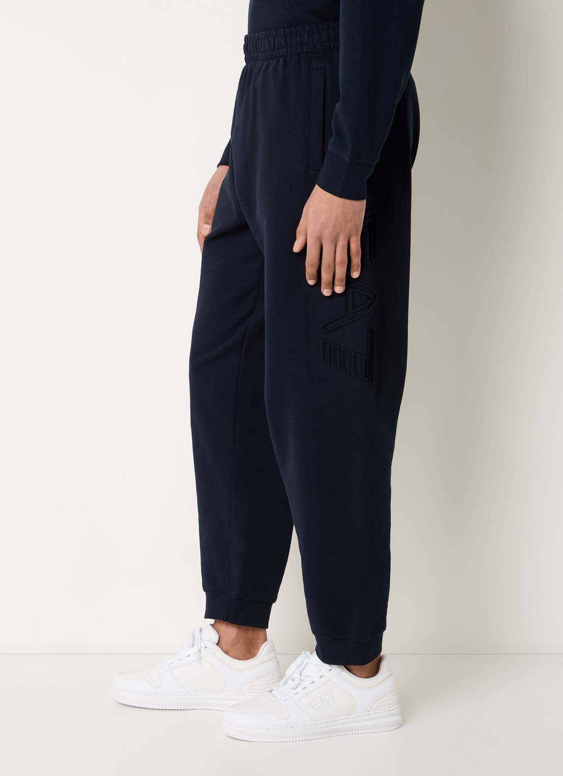 Armani Tapered fit joggingbroek met 3D logoprint - detail 5 donkerblauw