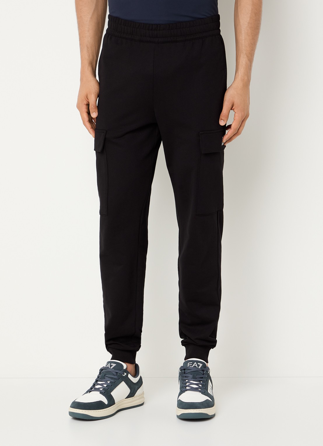 Armani Tapered fit joggingbroek met klepzakken en logo - detail 4 zwart