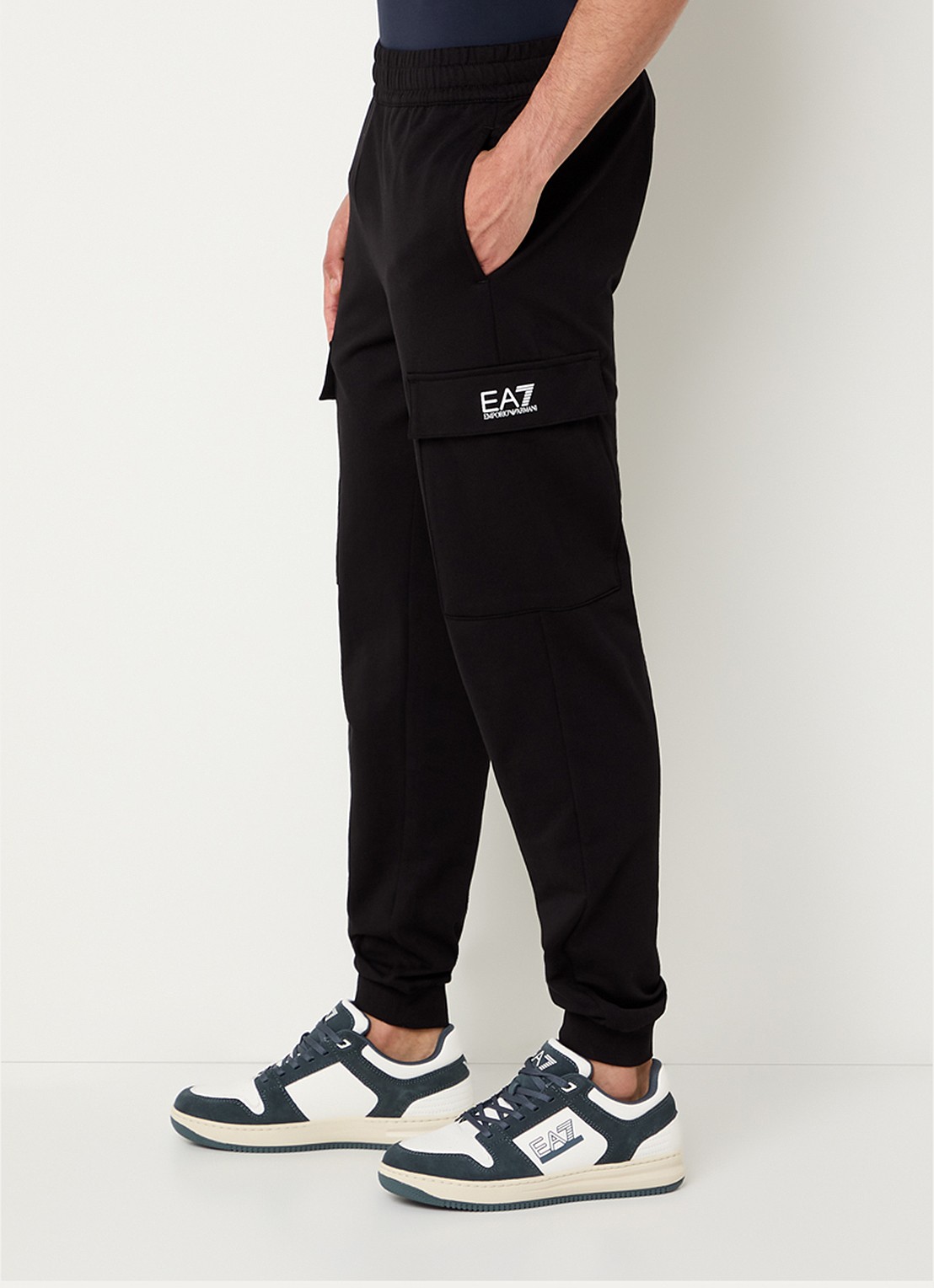 Armani Tapered fit joggingbroek met klepzakken en logo - detail 5 zwart