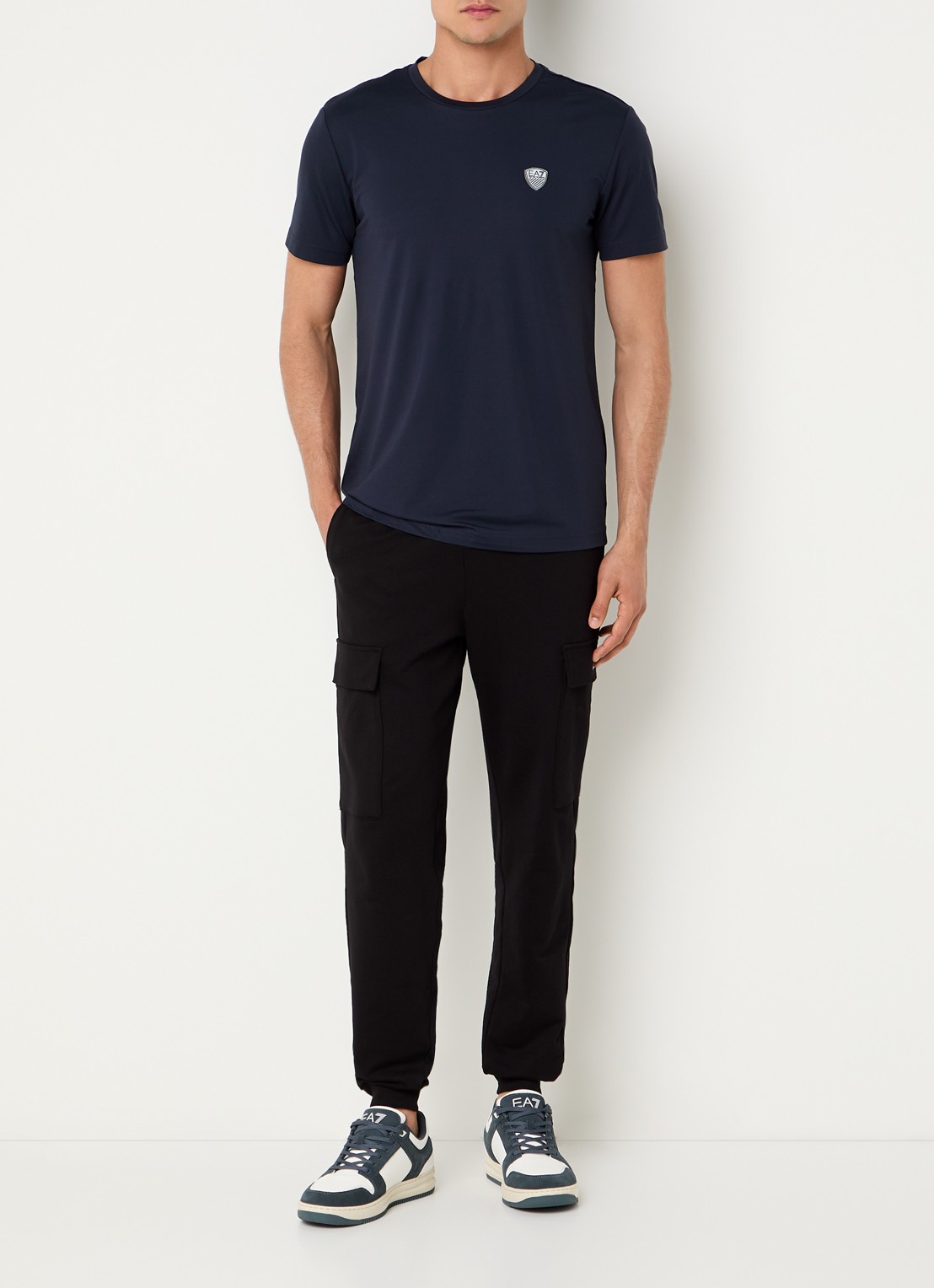 Armani Tapered fit joggingbroek met klepzakken en logo - voorkant 3 zwart