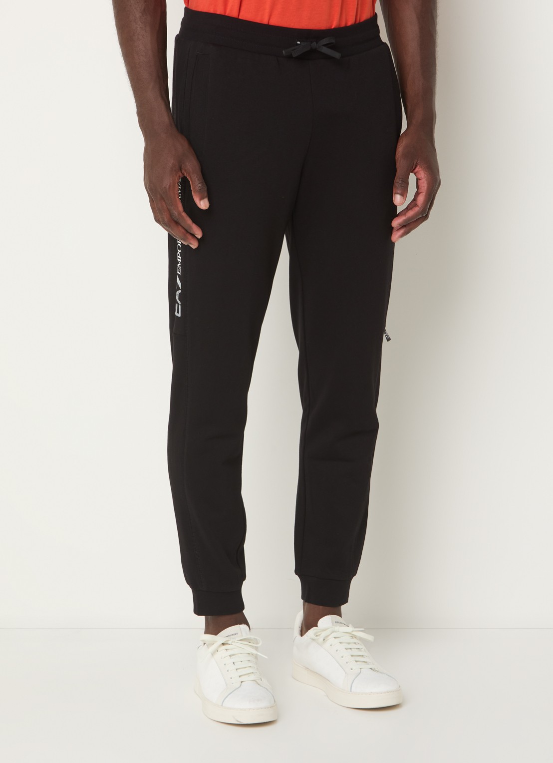 Armani Tapered fit joggingbroek met logo en steekzakken - detail zwart