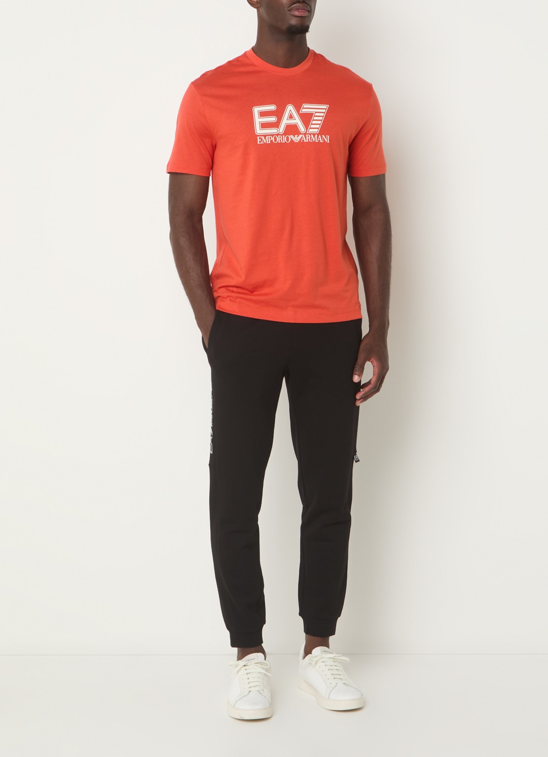 Armani Tapered fit joggingbroek met logo en steekzakken - voorkant 4 zwart