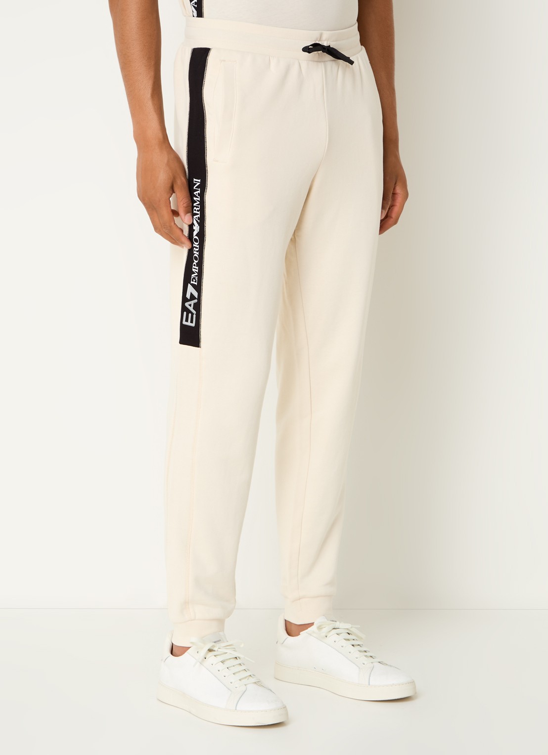 Armani Tapered fit joggingbroek met logo en steekzakken - detail beige