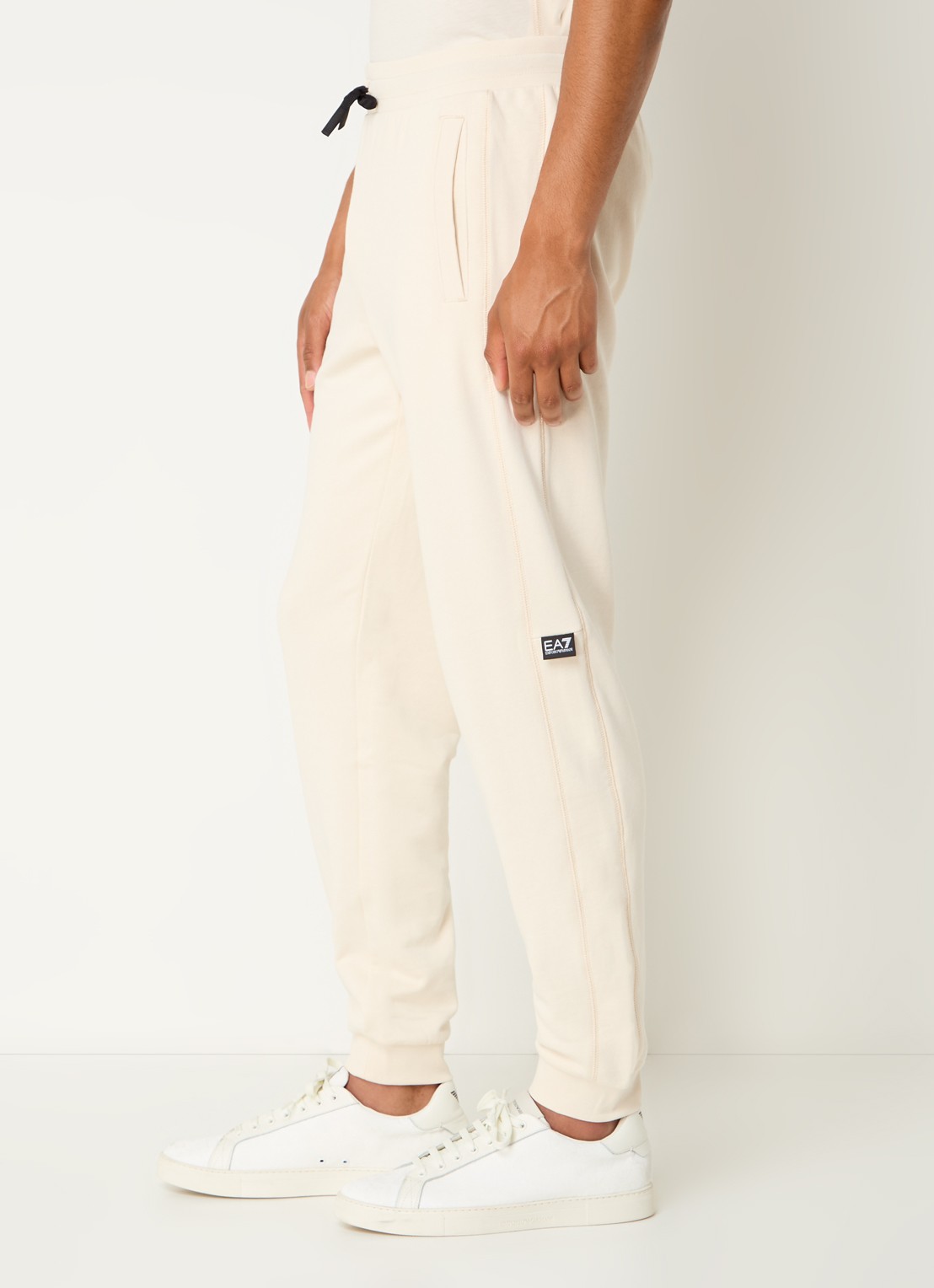 Armani Tapered fit joggingbroek met logo en steekzakken - detail 2 beige