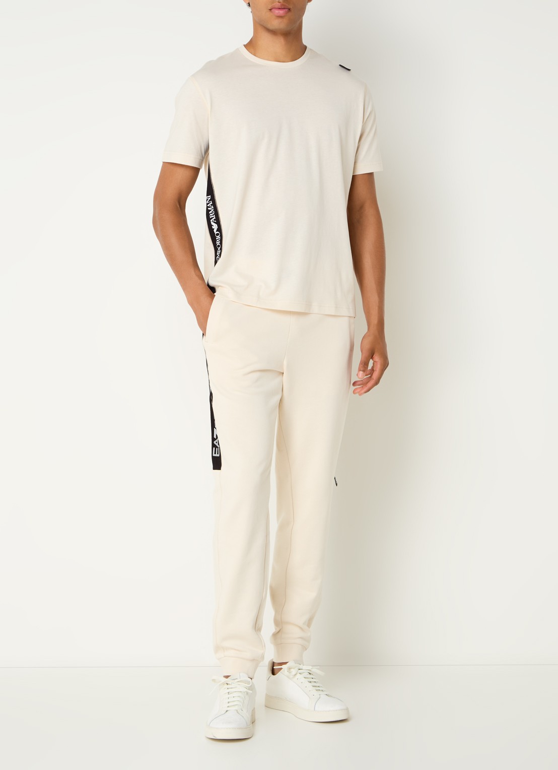 Armani Tapered fit joggingbroek met logo en steekzakken - voorkant 4 beige
