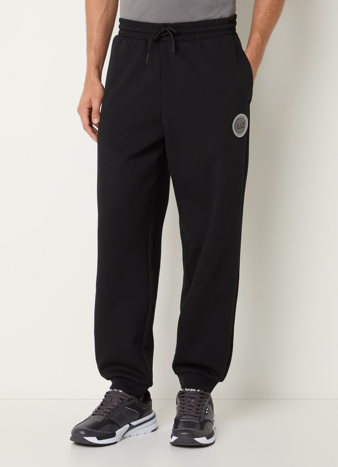Armani Tapered fit joggingbroek met logo en steekzakken - detail 3 zwart