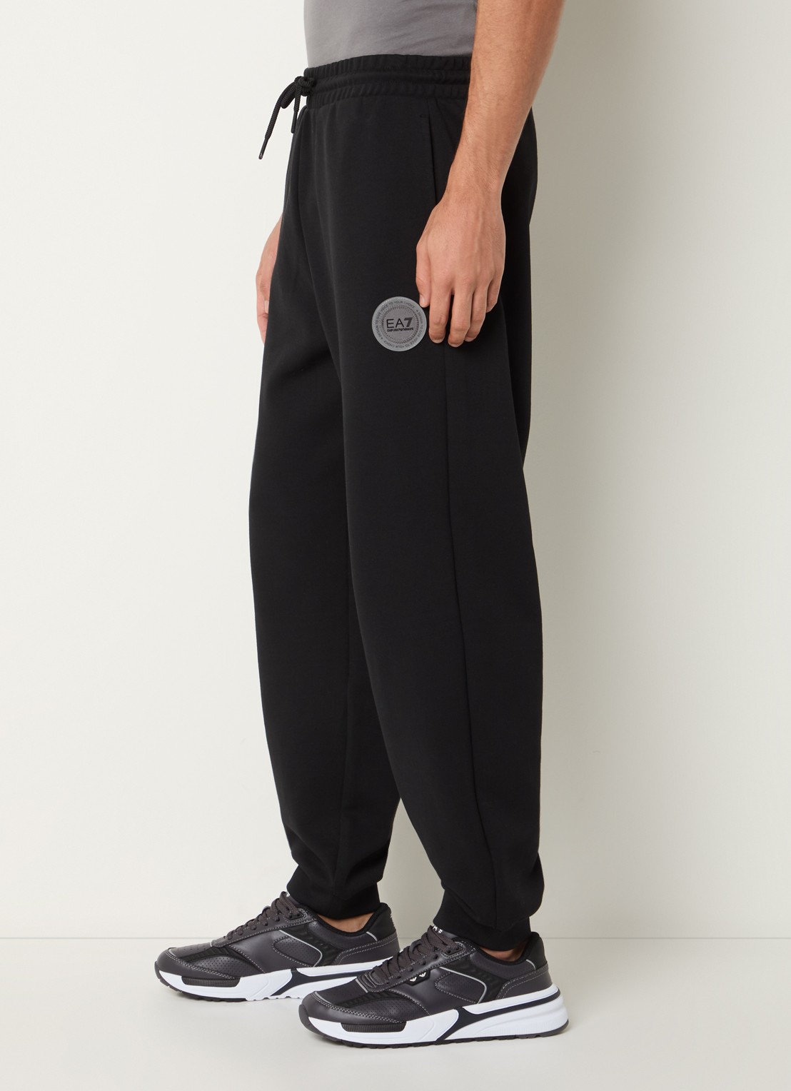 Armani Tapered fit joggingbroek met logo en steekzakken - detail 4 zwart
