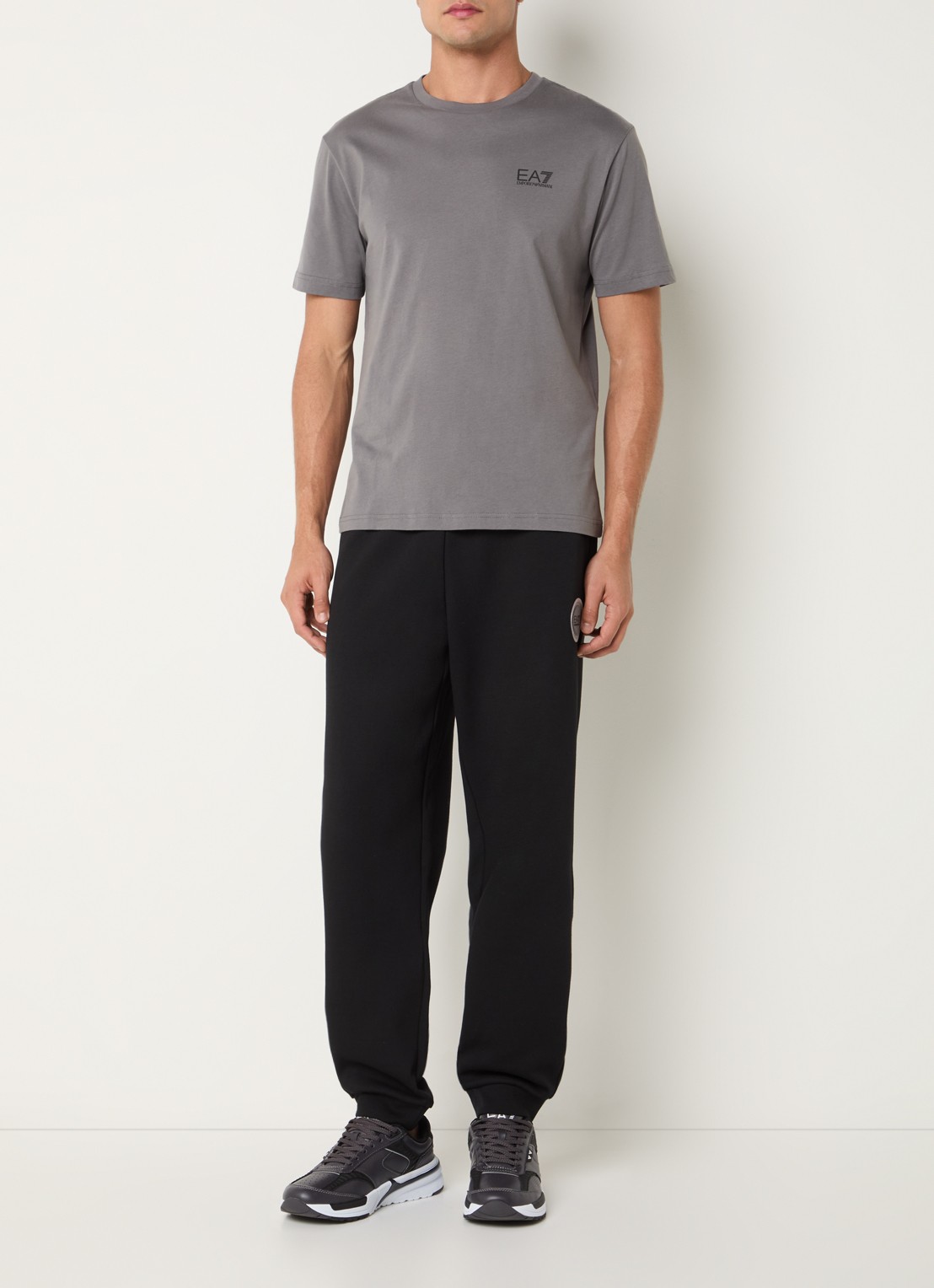 Armani Tapered fit joggingbroek met logo en steekzakken - voorkant 2 zwart