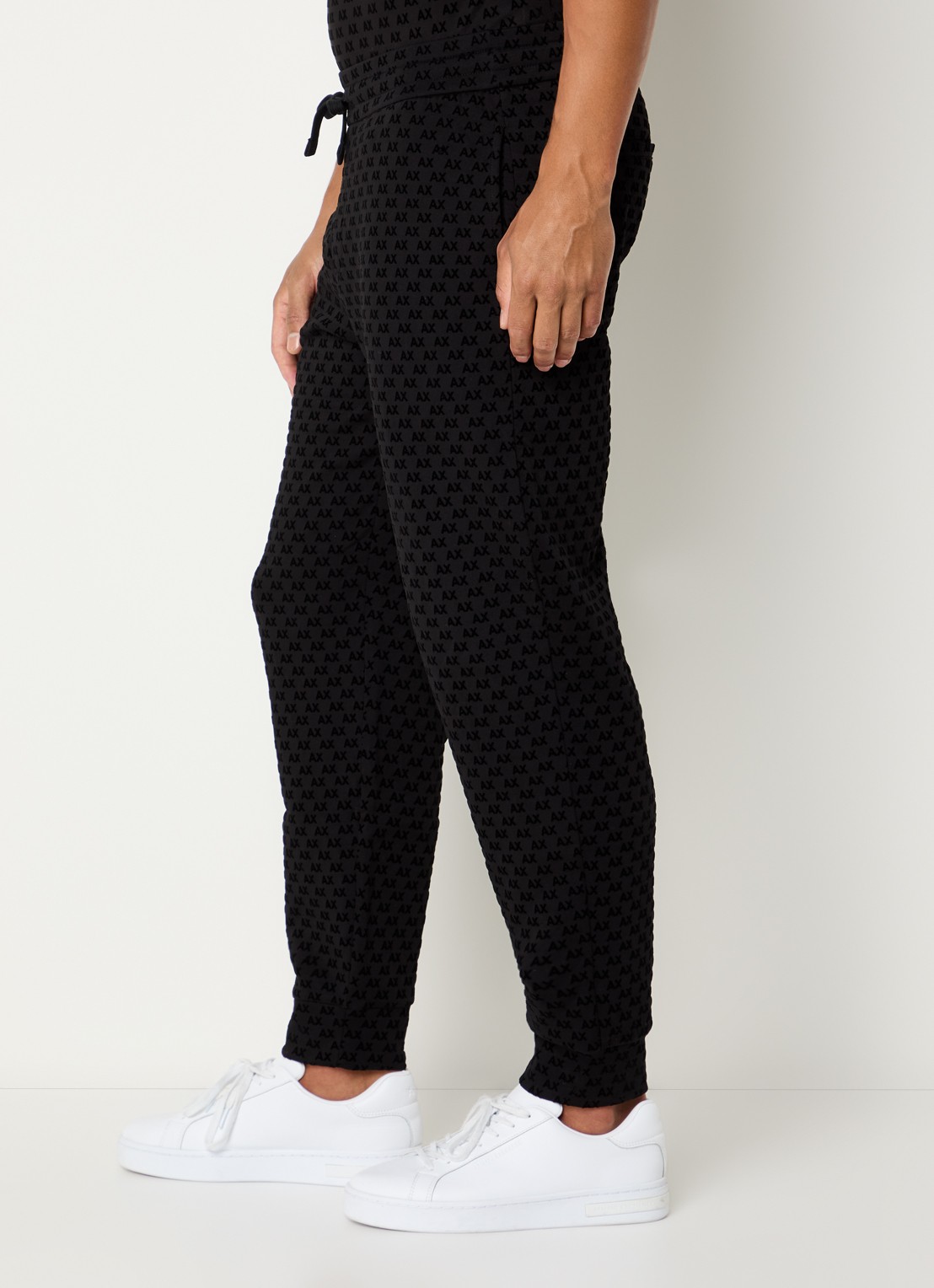 Armani Tapered fit joggingbroek met logo - detail 2 zwart