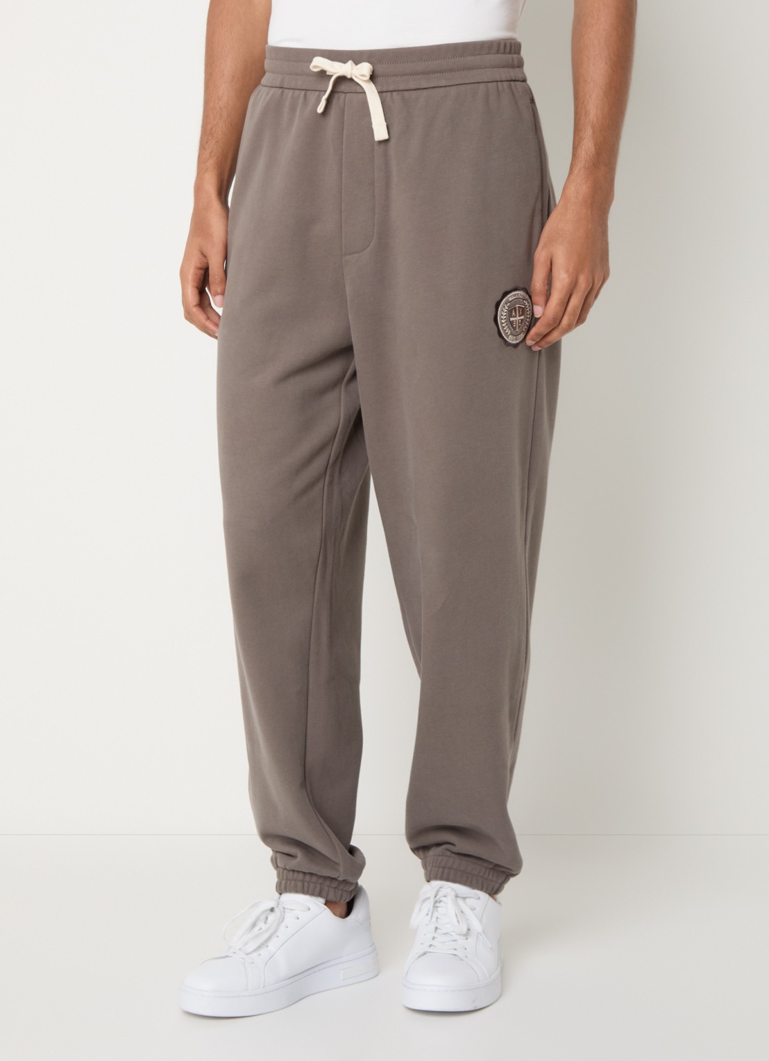 Armani Tapered fit joggingbroek met logo - detail lichtbruin