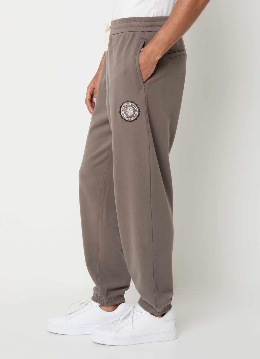 Armani Tapered fit joggingbroek met logo - detail 2 lichtbruin