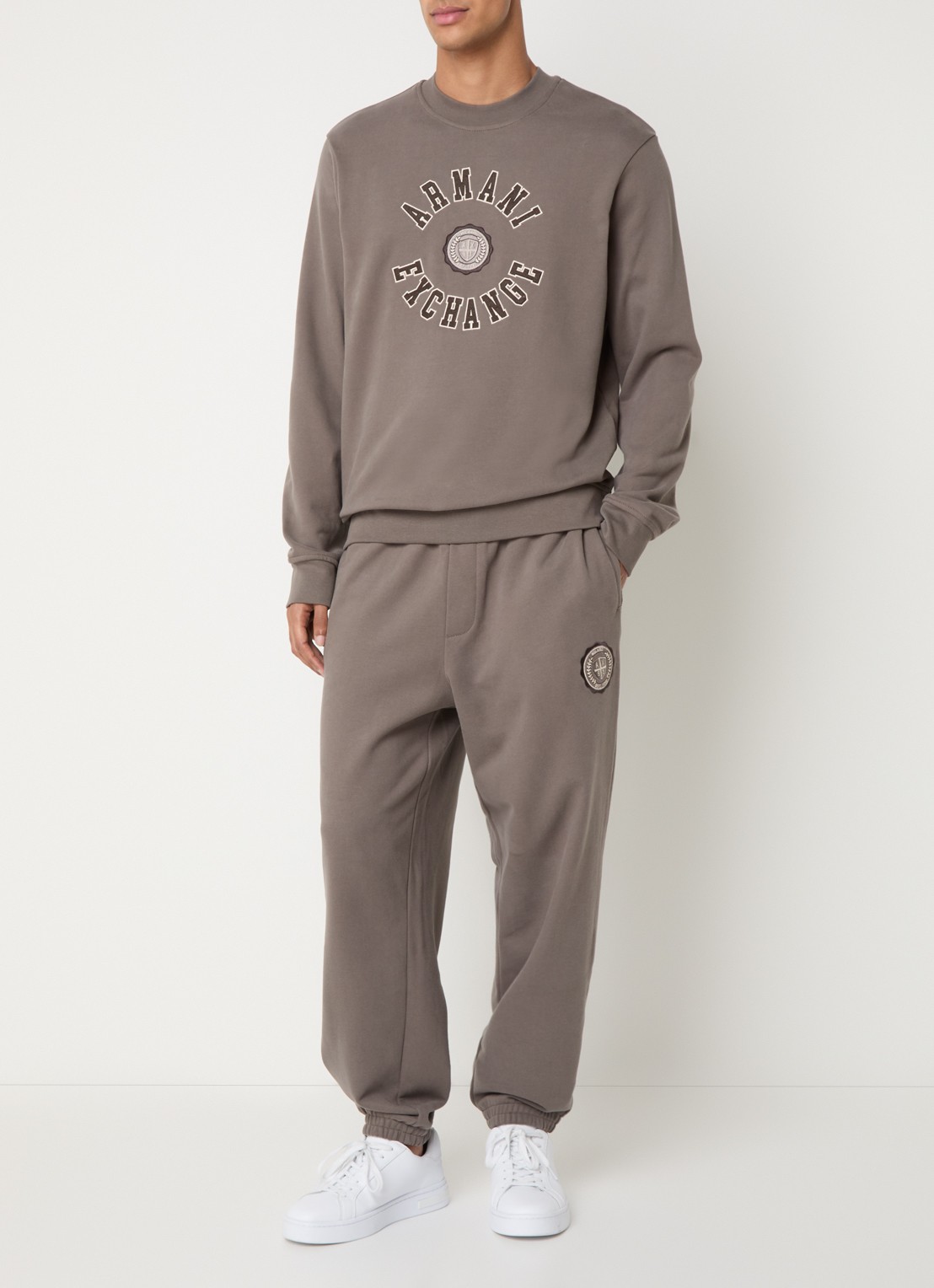 Armani Tapered fit joggingbroek met logo - voorkant 4 lichtbruin