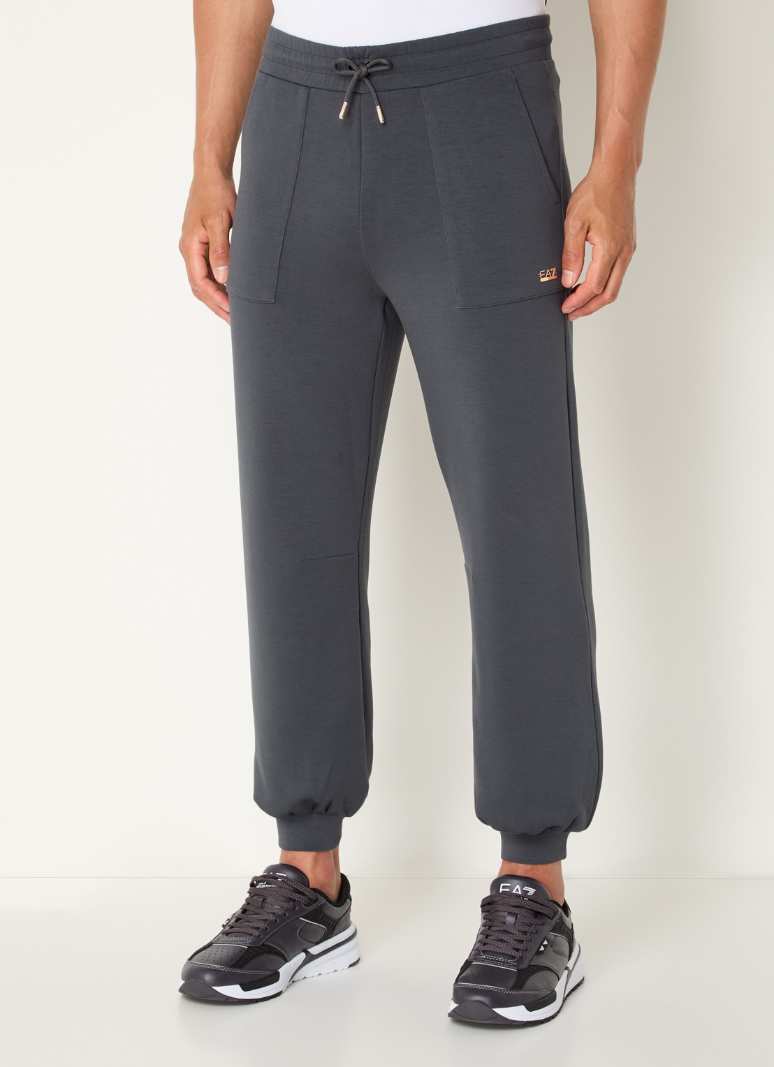 Armani Tapered fit joggingbroek met logo - detail donkergrijs