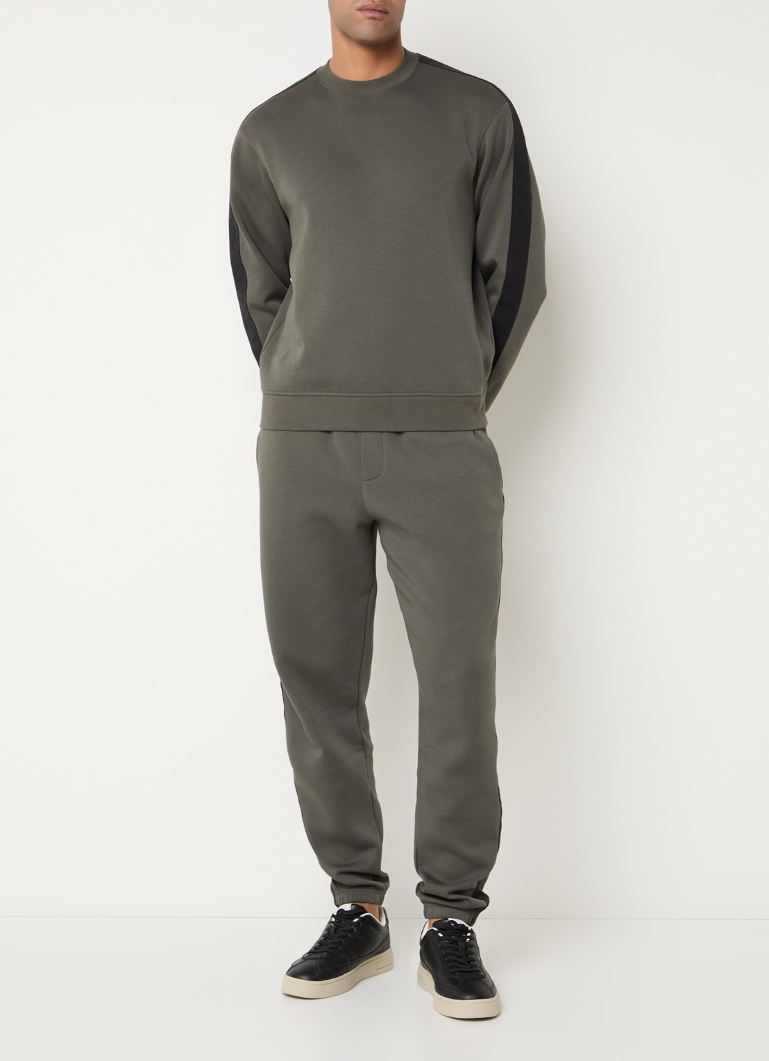 Armani Tapered fit joggingbroek met logoband met steekzakken - voorkant 5 olijfgroen