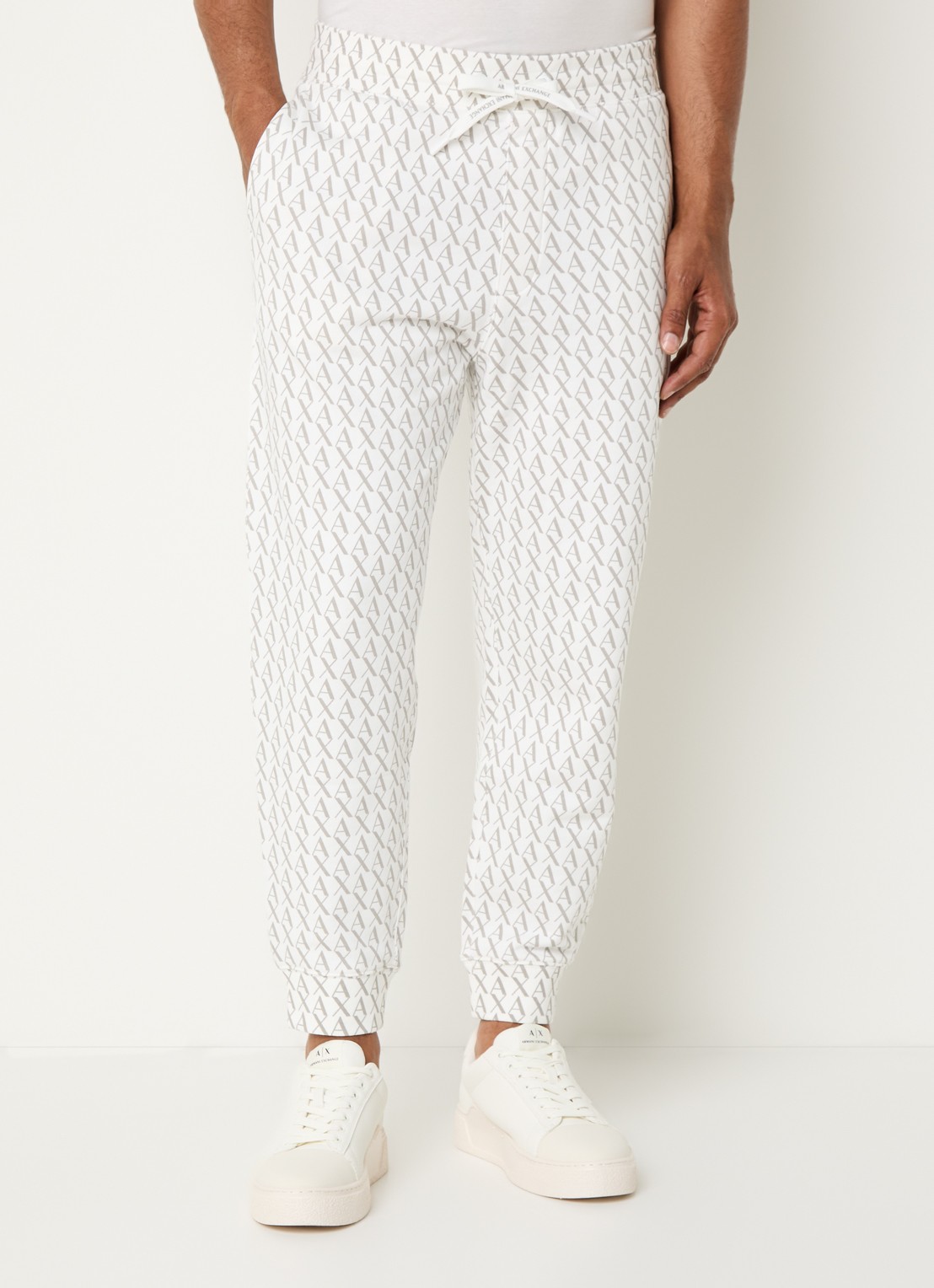 Armani Tapered fit joggingbroek met logoprint en steekzakken - detail gebroken wit