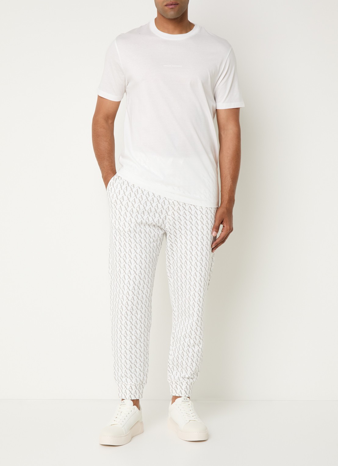 Armani Tapered fit joggingbroek met logoprint en steekzakken - voorkant 4 gebroken wit