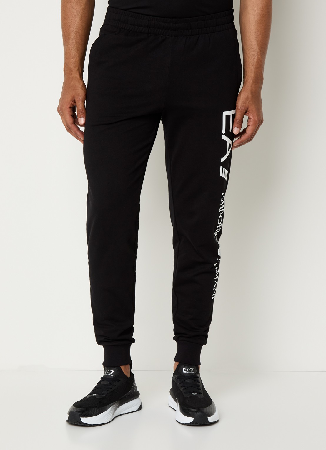 Armani Tapered fit joggingbroek met logoprint en steekzakken - detail zwart