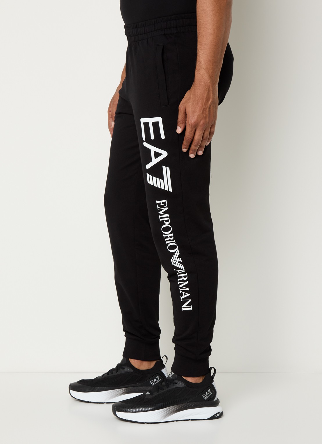 Armani Tapered fit joggingbroek met logoprint en steekzakken - detail 2 zwart