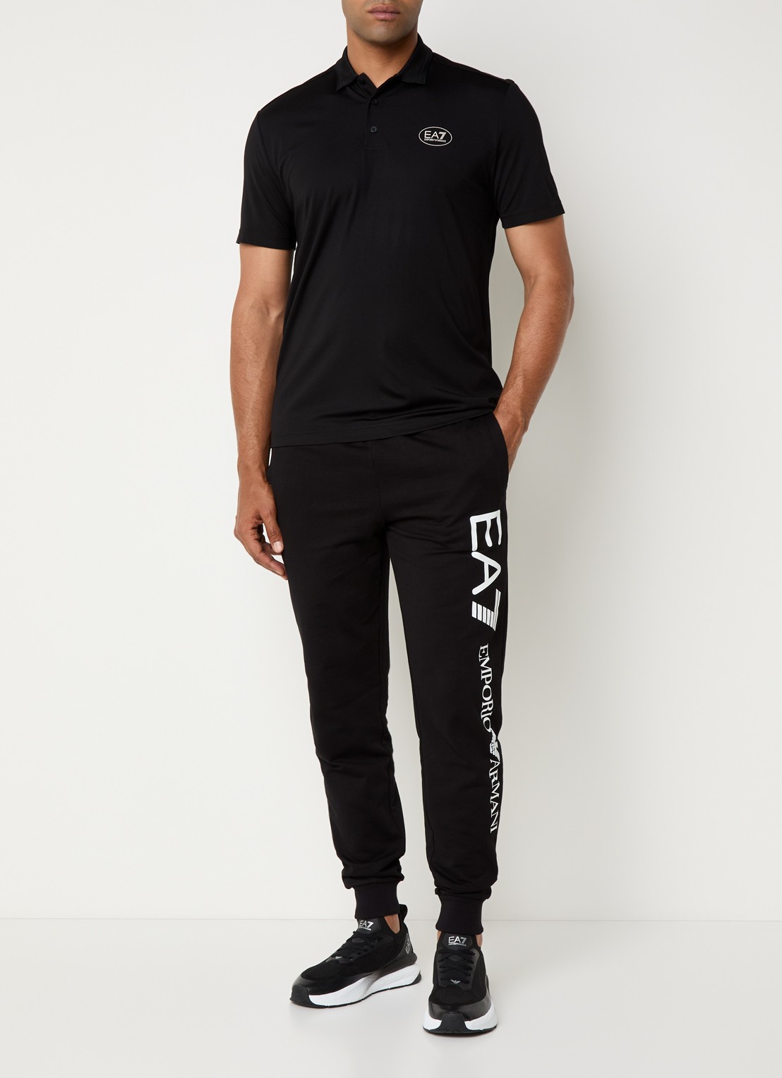 Armani Tapered fit joggingbroek met logoprint en steekzakken - voorkant 5 zwart
