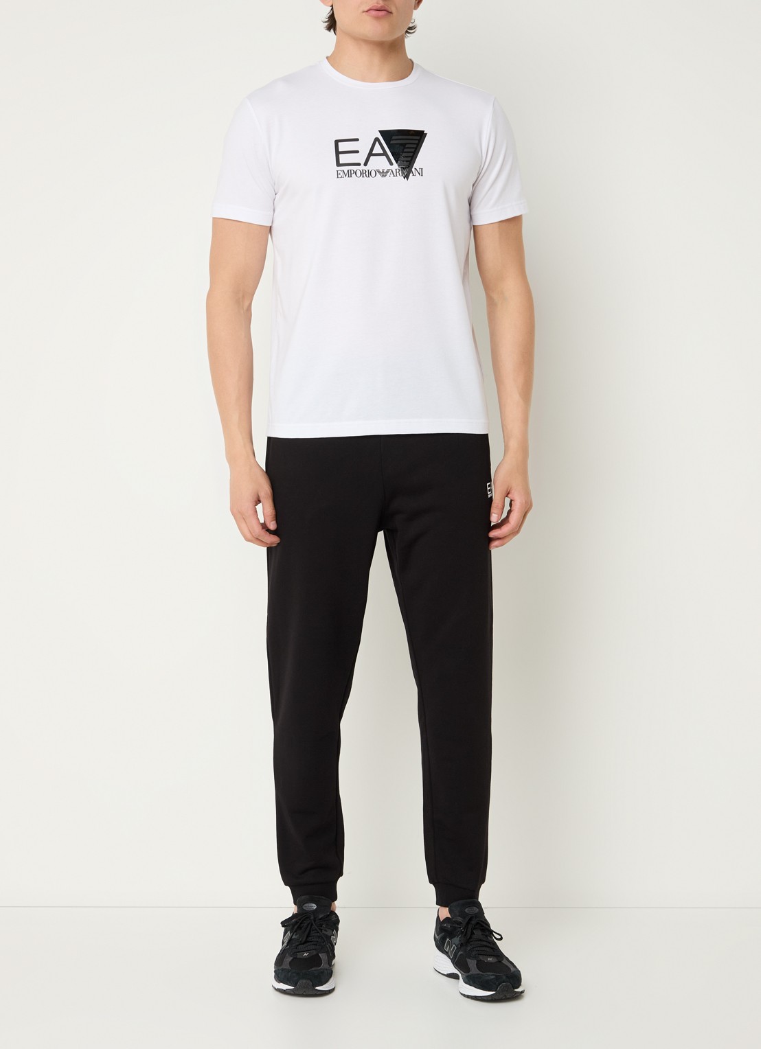 Armani Tapered fit joggingbroek met steekzakken en logo - voorkant 3 zwart