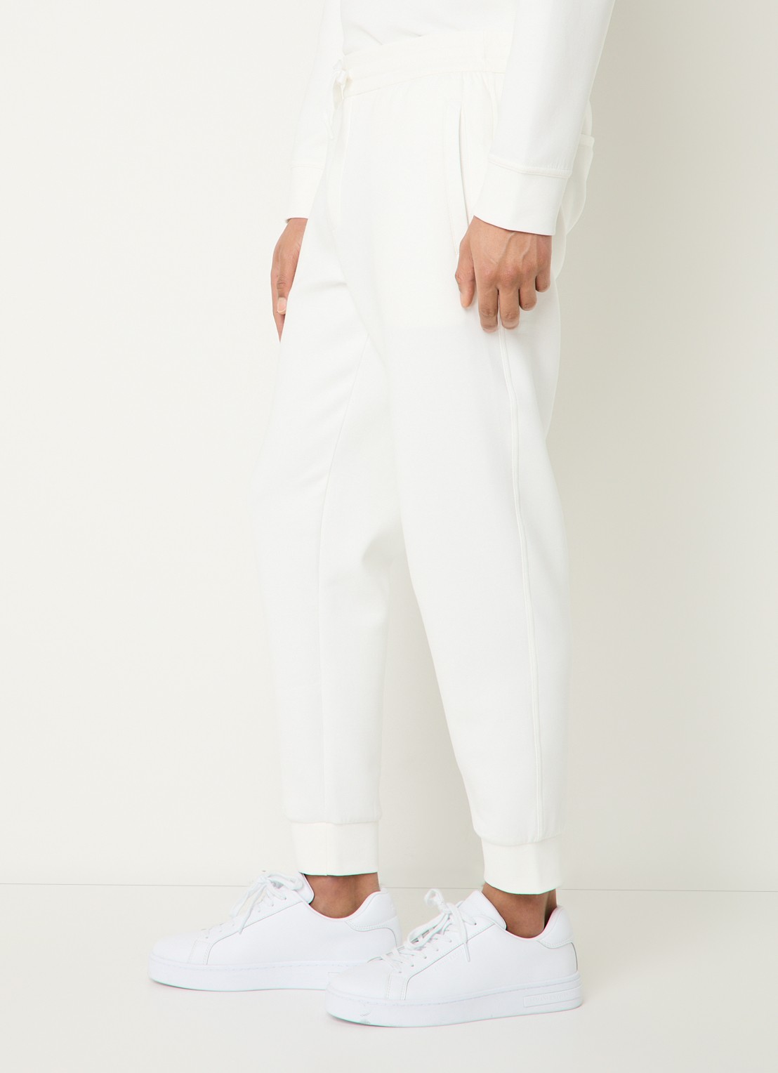 Armani Tapered fit joggingbroek met steekzakken - detail 4 gebroken wit