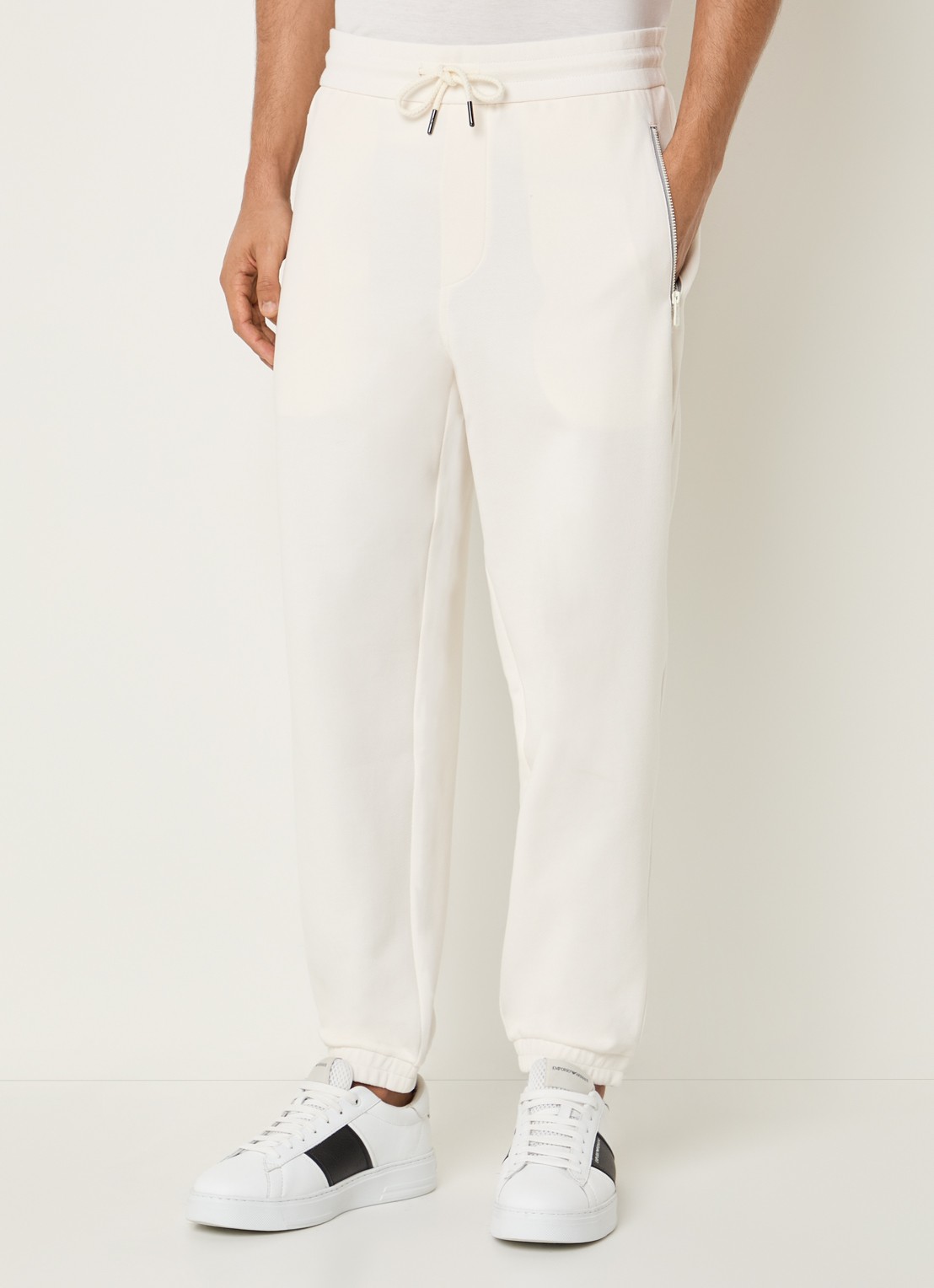 Armani Tapered fit joggingbroek met steekzakken - detail 4 gebroken wit