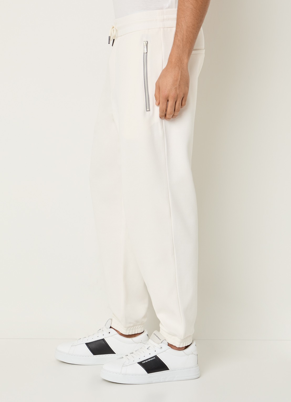 Armani Tapered fit joggingbroek met steekzakken - detail 5 gebroken wit