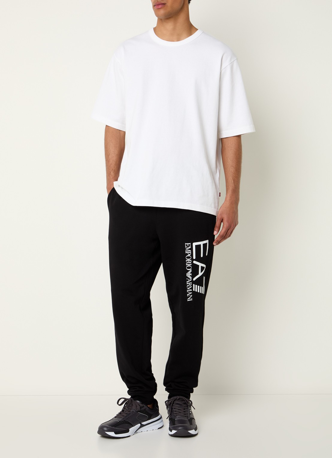 Armani Tapered fit joggingbroek met steekzakken - voorkant 5 zwart