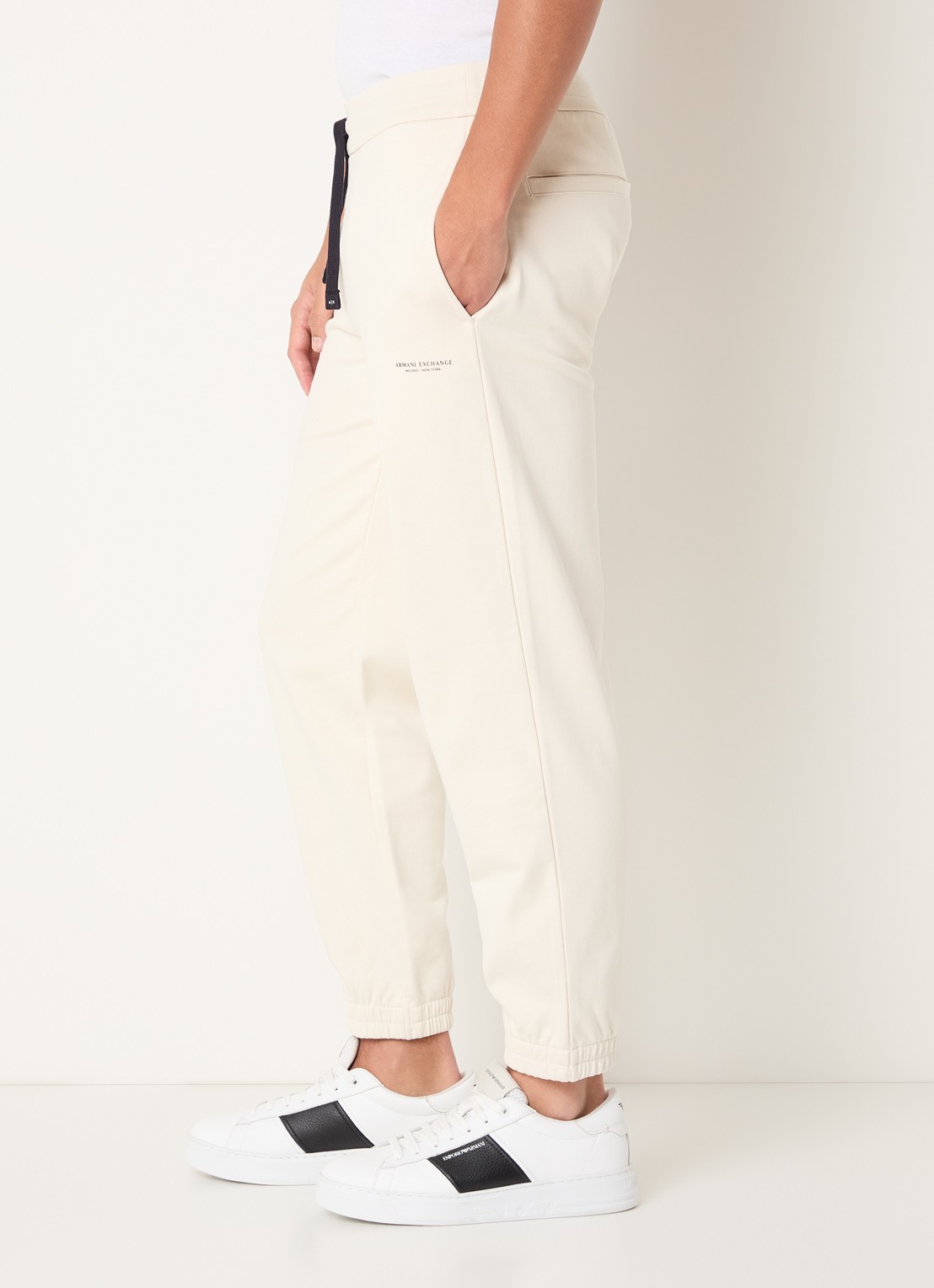 Armani Tapered fit joggingbroek met trekkoord - detail 2 creme