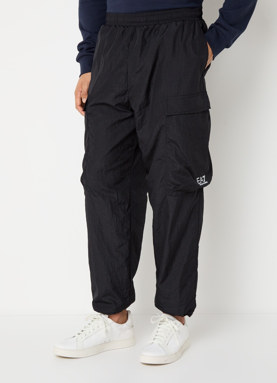 Armani Tapered fit trackpants met logo en steekzakken - detail 2 zwart