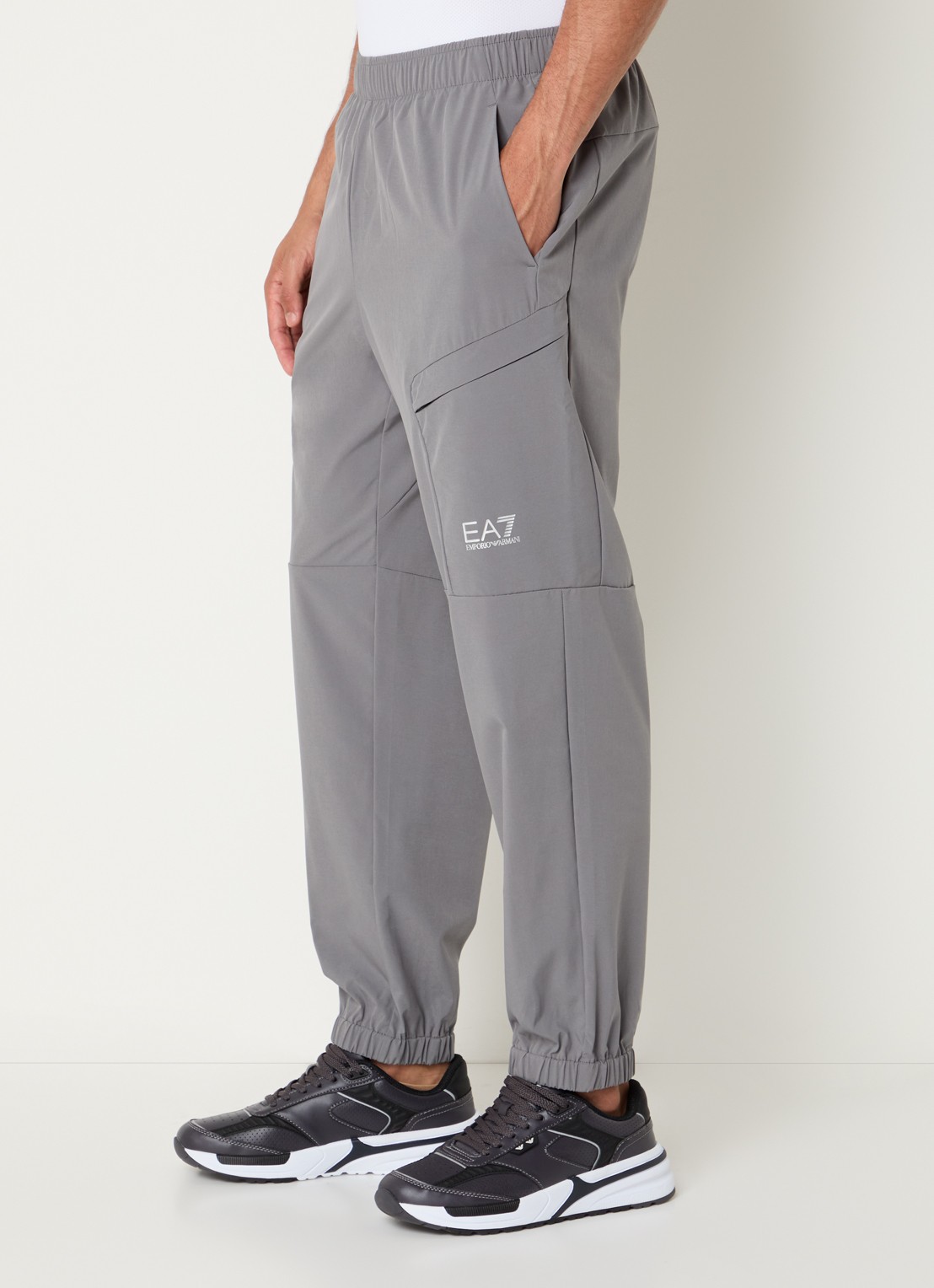 Armani Tapered fit trainingsbroek met klepzakken - detail 3 grijs