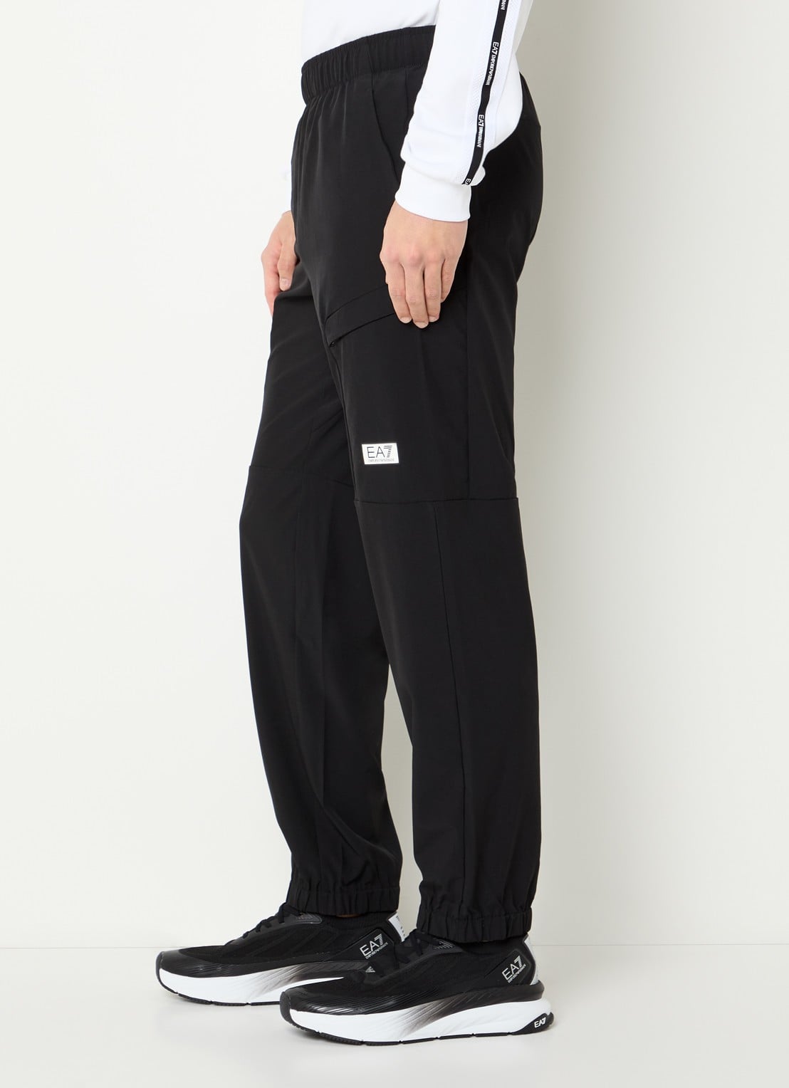Armani Tapered fit trainingsbroek met logo - detail 2 zwart