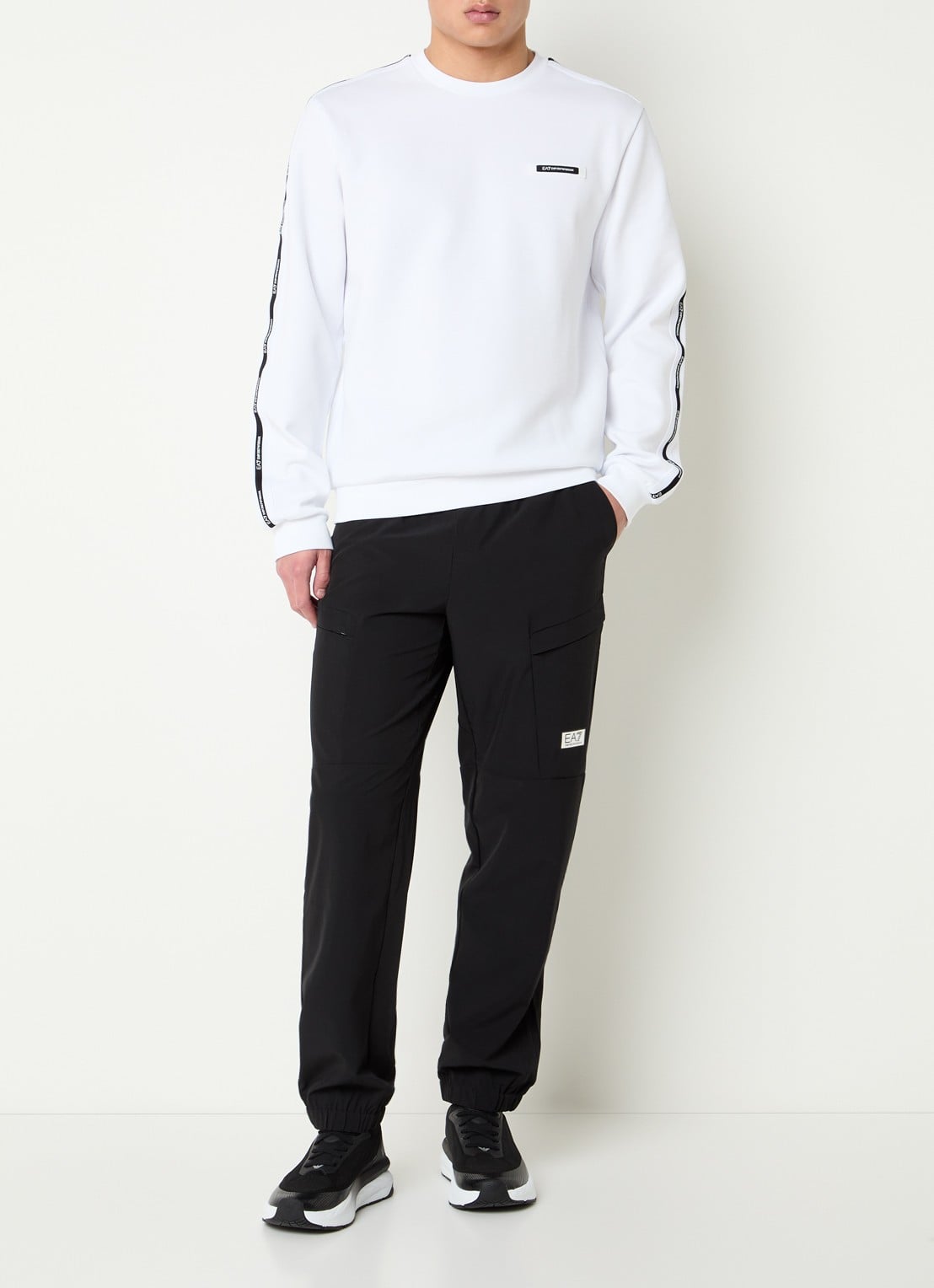 Armani Tapered fit trainingsbroek met logo - voorkant 4 zwart
