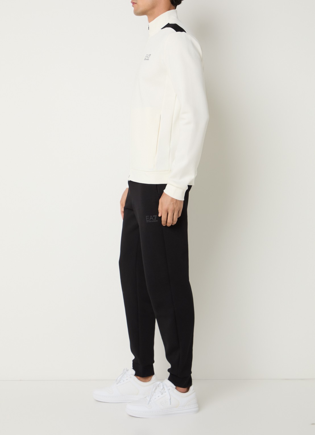 Armani Trainingspak met logo en steekzakken - voorkant 2 gebroken wit