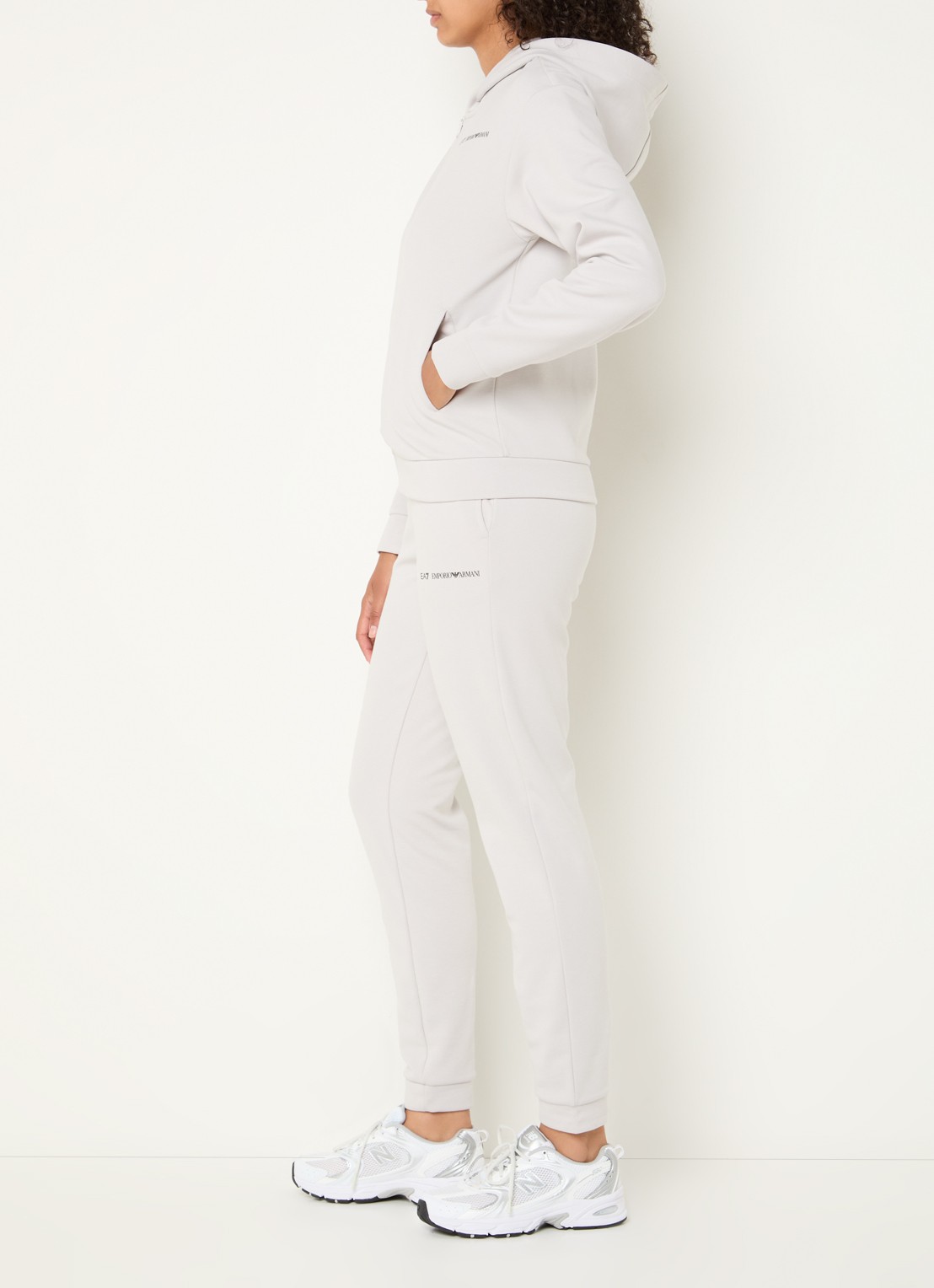 Armani Trainingspak met logo - voorkant 5 beige